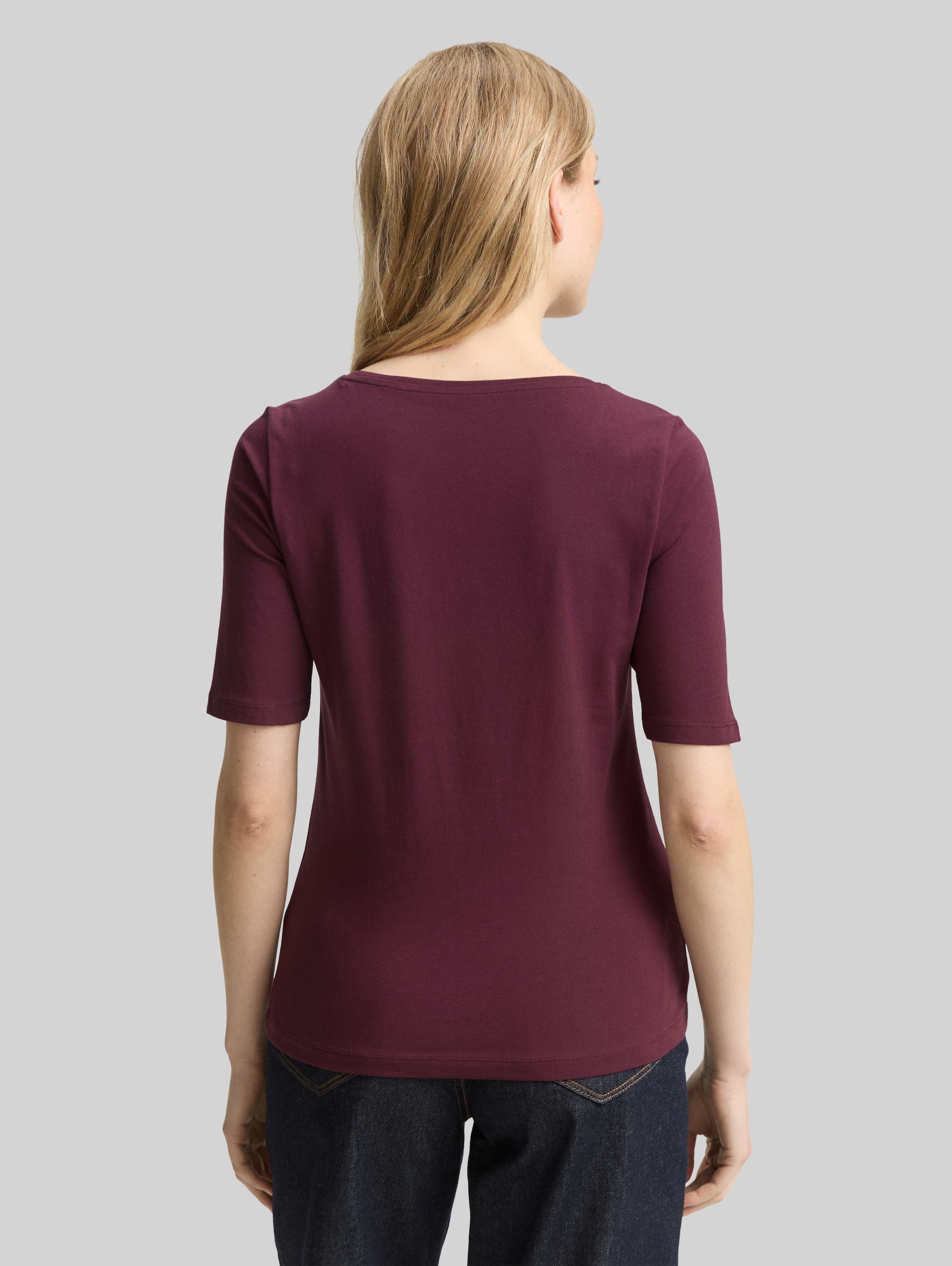 T-Shirt mit Print - bordeaux red - Auschnitt Model-Rückansicht