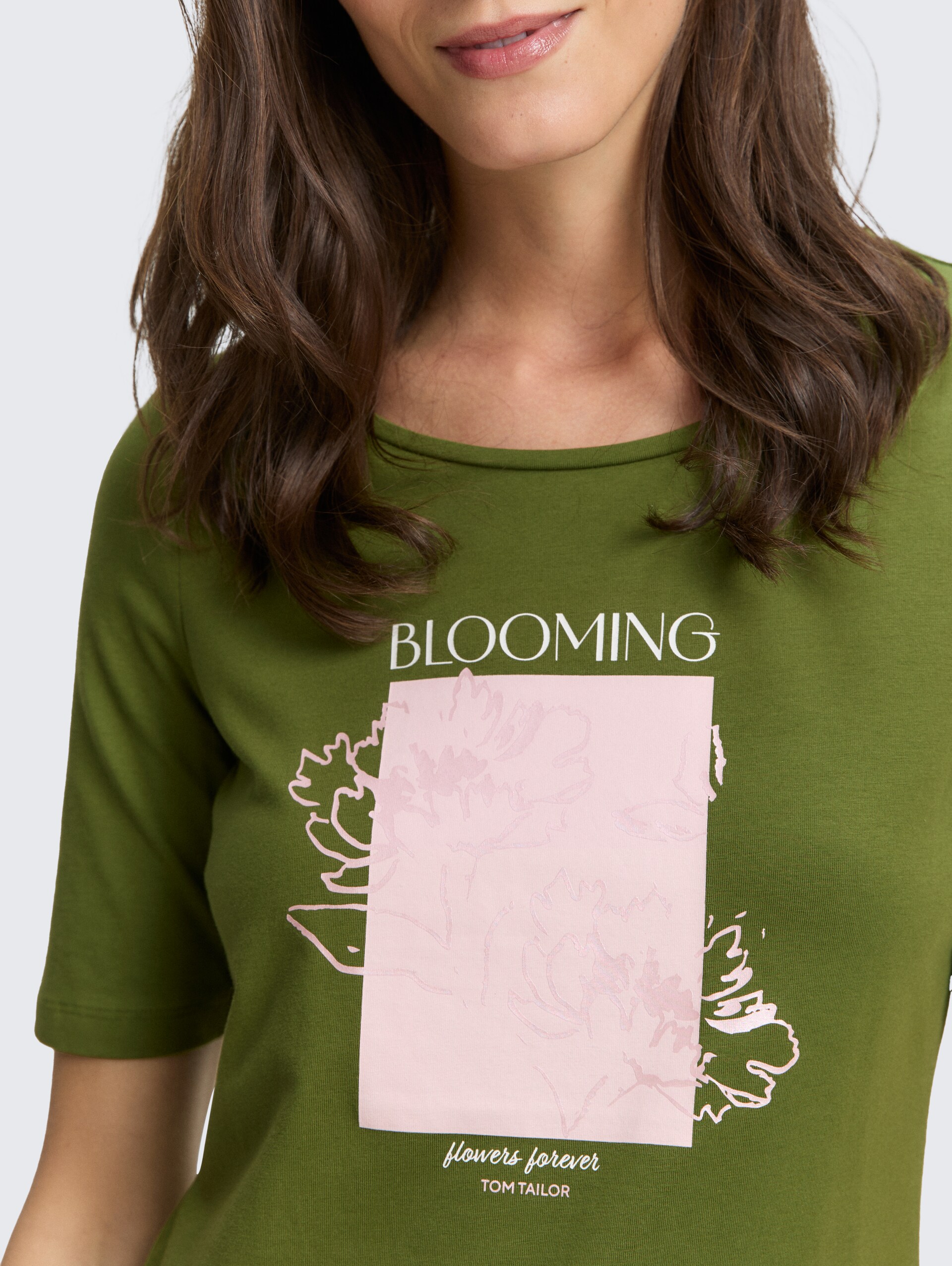 T-Shirt mit Print - deep ivy green - Detail-Model-Ansicht