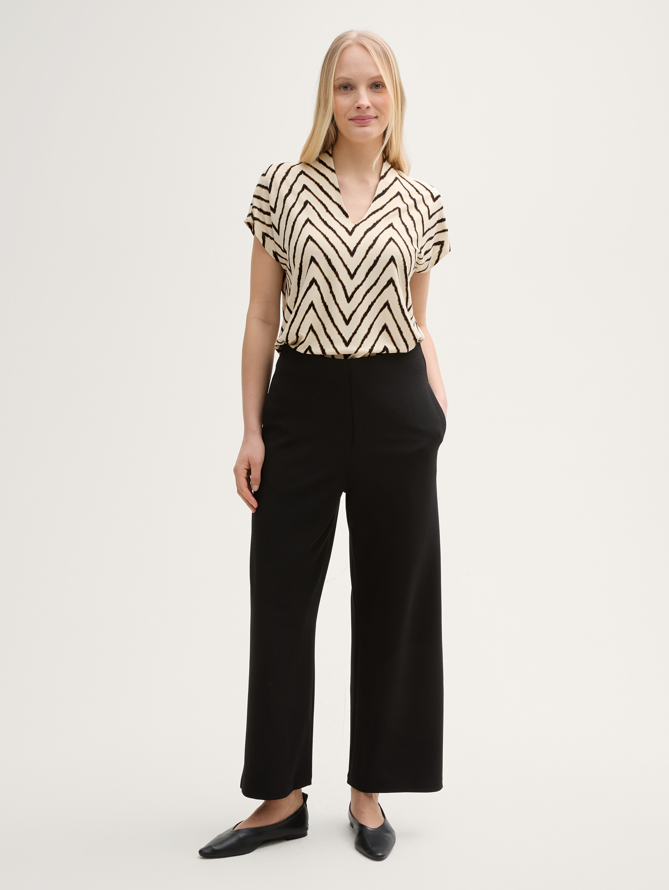 T-Shirt mit V-Ausschnitt - natural_zig_zag_design - 