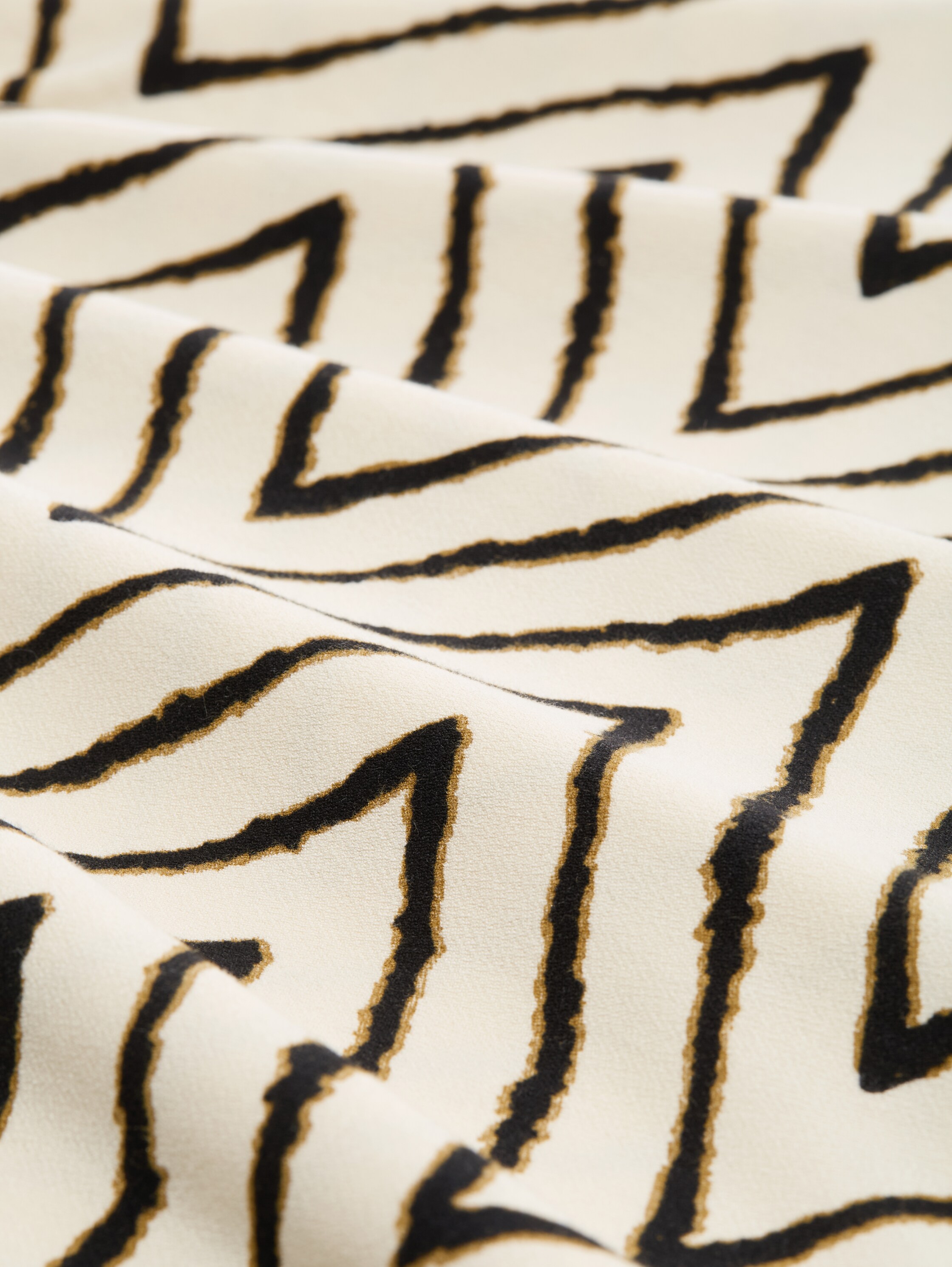 T-Shirt mit V-Ausschnitt - natural_zig_zag_design - 