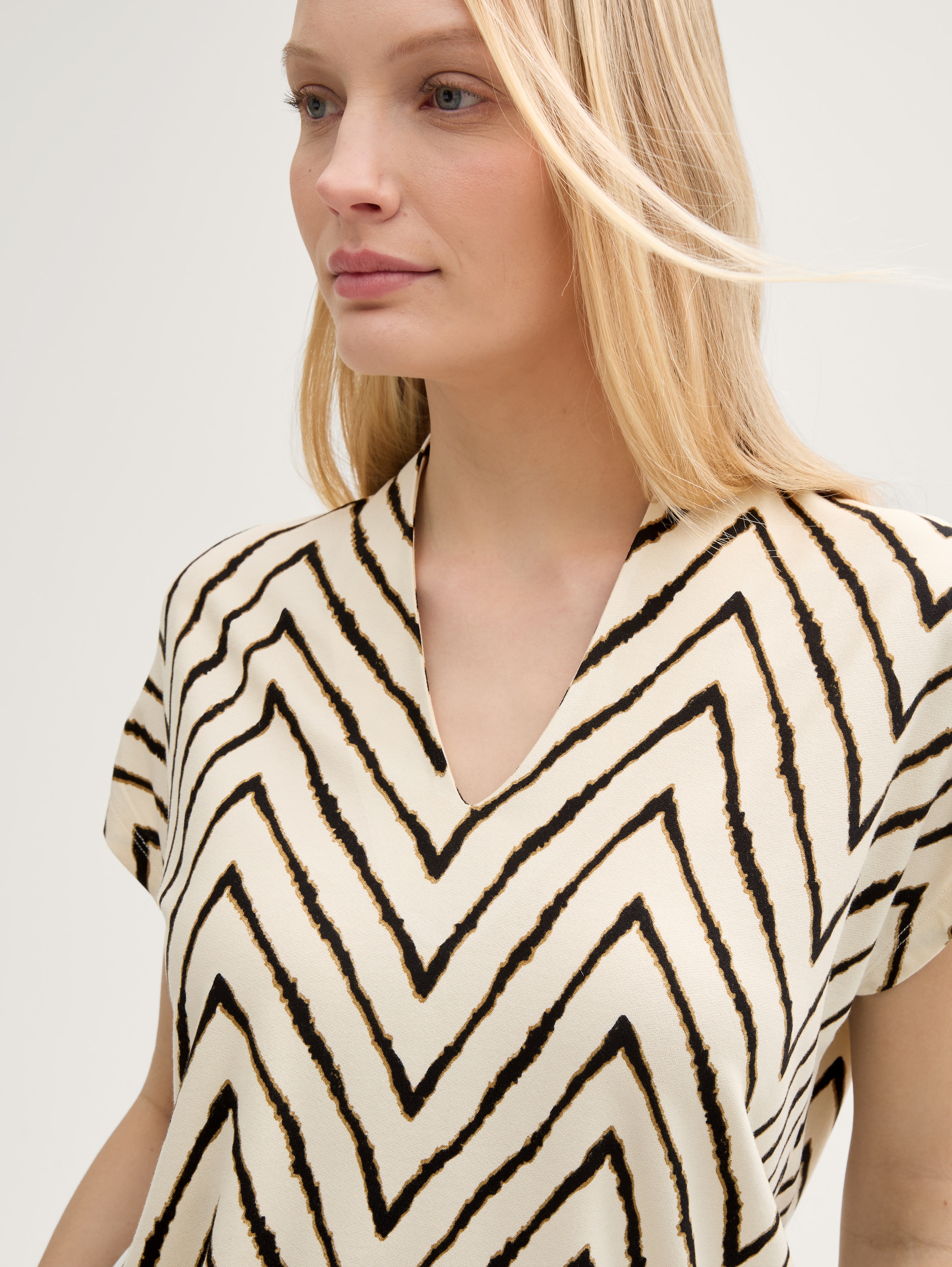 T-Shirt mit V-Ausschnitt - natural_zig_zag_design - 