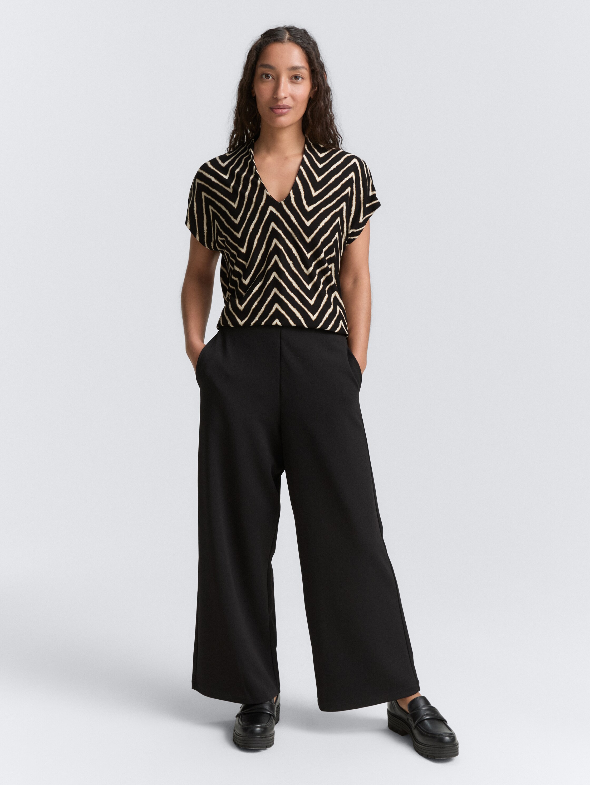 T-Shirt mit V-Ausschnitt - black_zig_zag_design - 