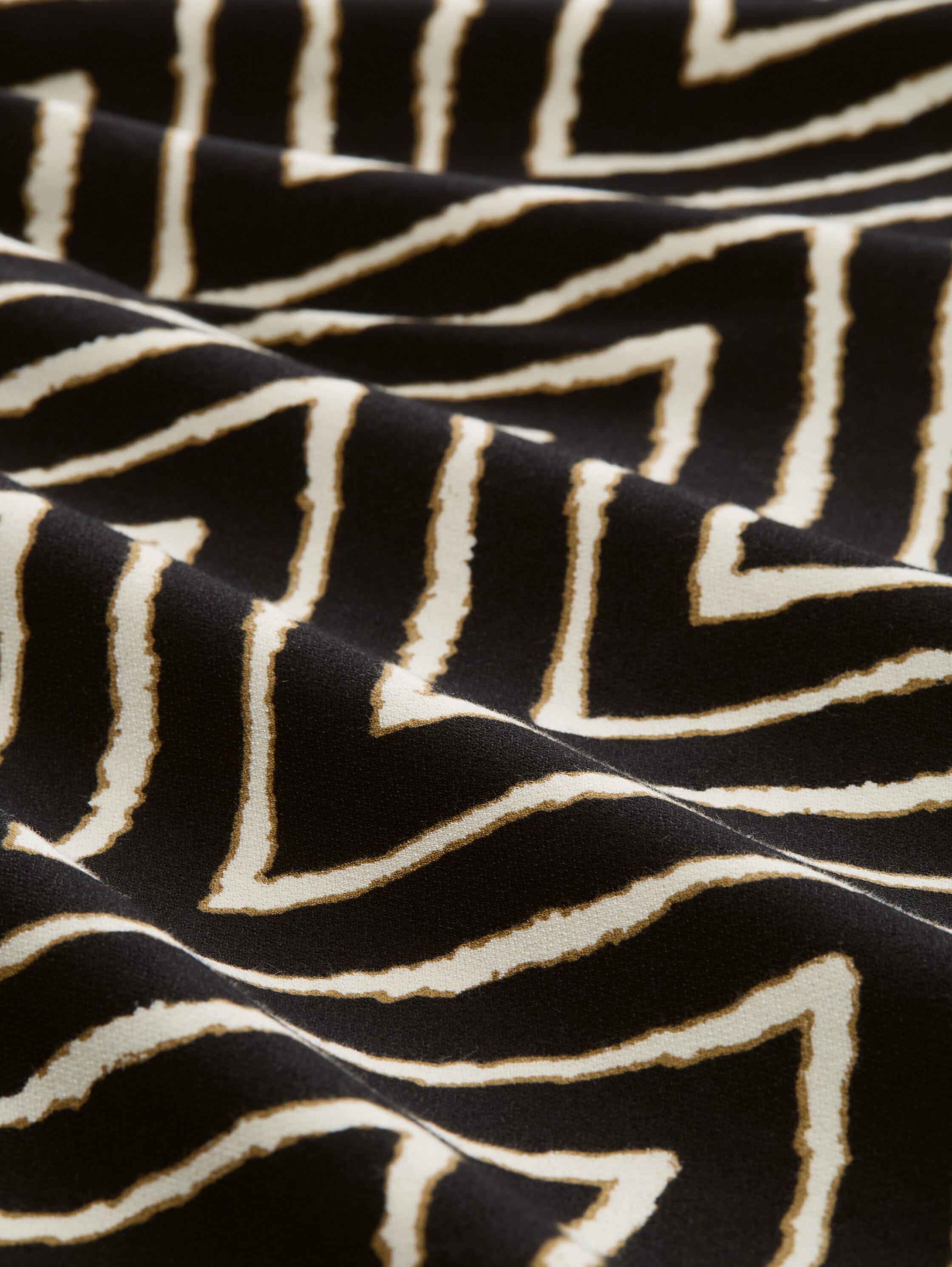 T-Shirt mit V-Ausschnitt - black_zig_zag_design - 