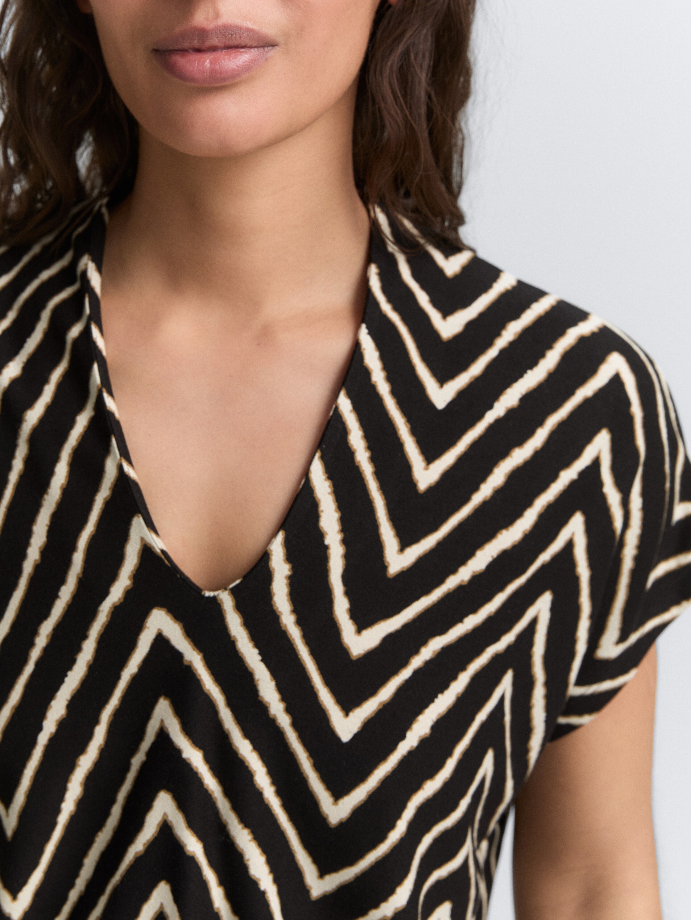 T-Shirt mit V-Ausschnitt - black_zig_zag_design - 