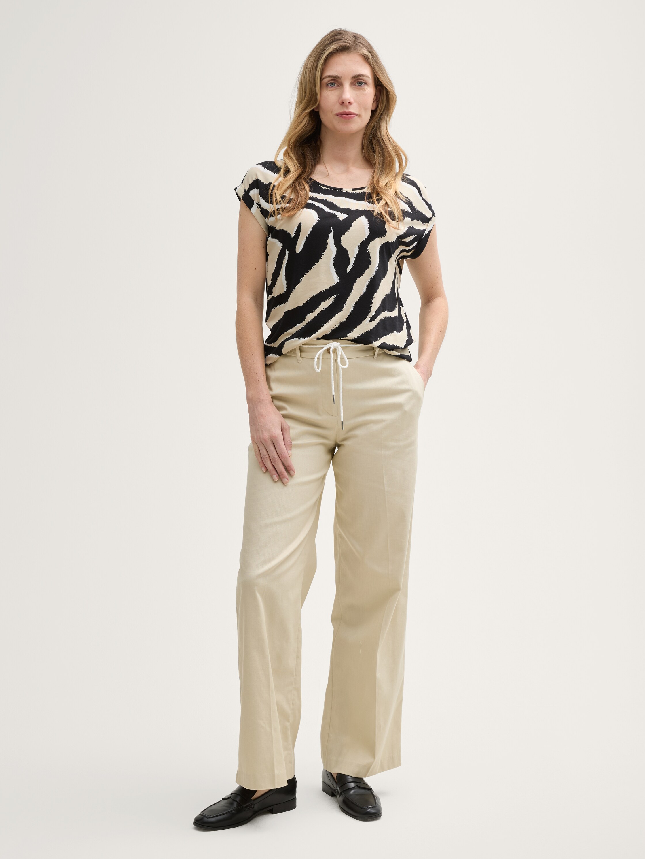 T-Shirt mit Rundhalsausschnitt - abstract_beige_zebra - 