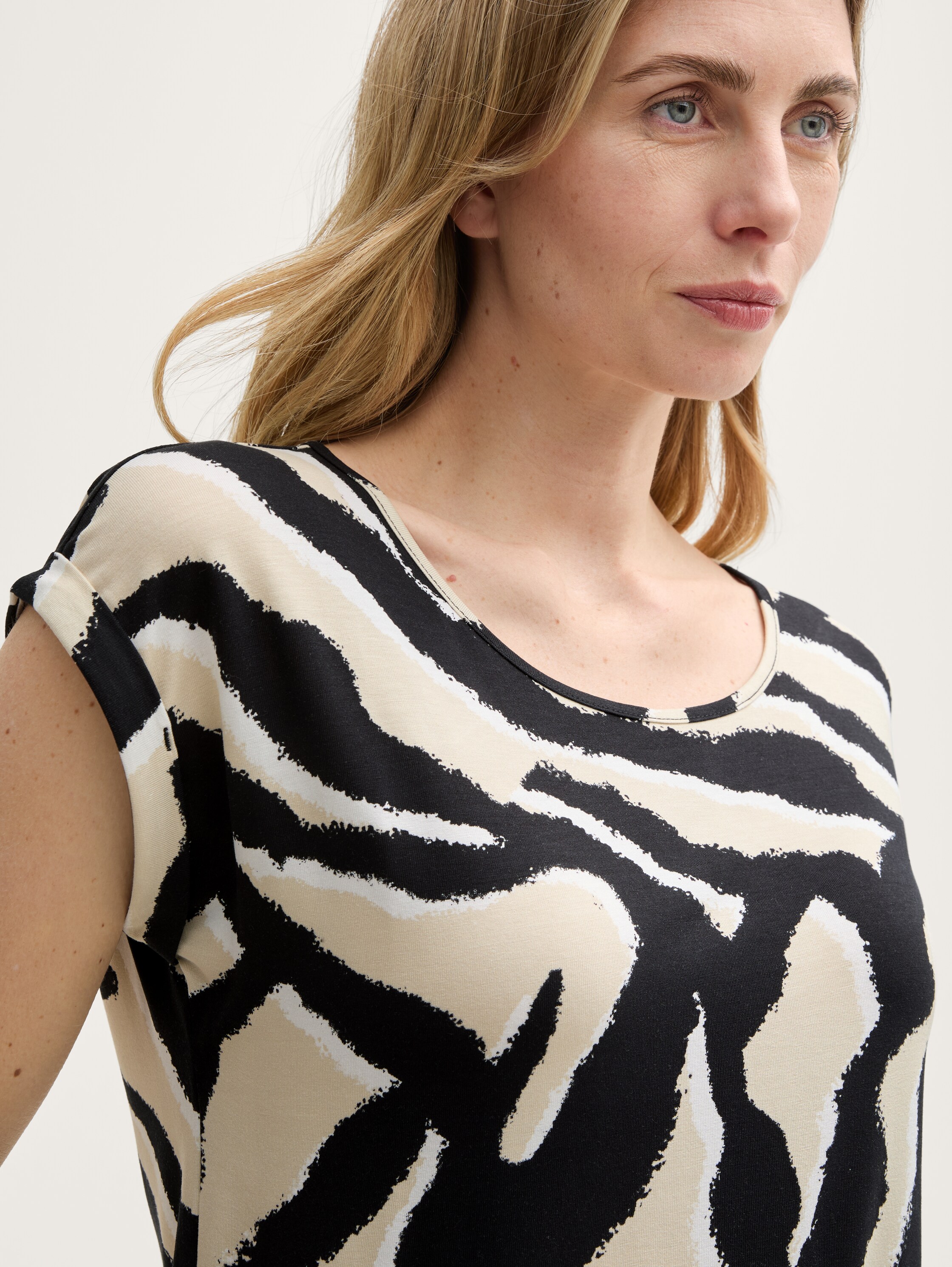 T-Shirt mit Rundhalsausschnitt - abstract_beige_zebra - 
