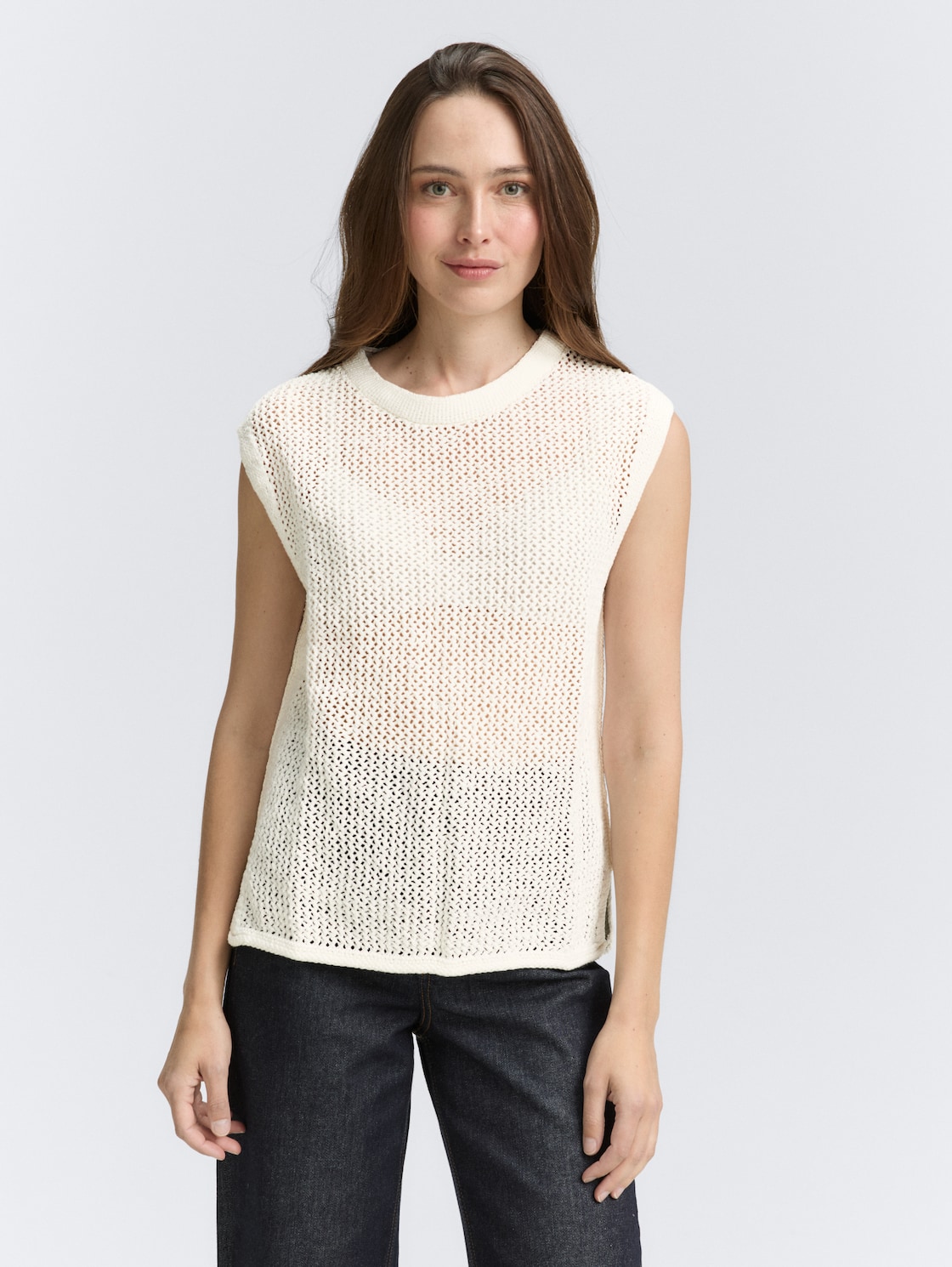 Pullunder mit Lochmuster - Whisper White - Ausschnitt Model-Vorderansicht