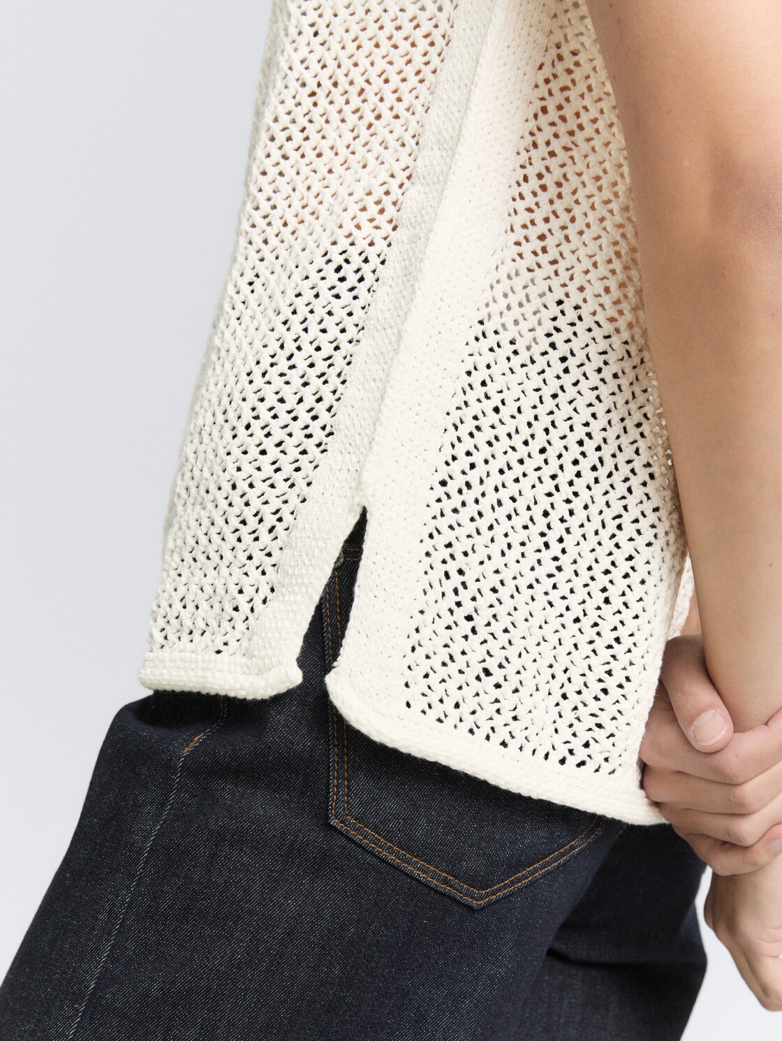 Pullunder mit Lochmuster - Whisper White - Detail-Model-Ansicht