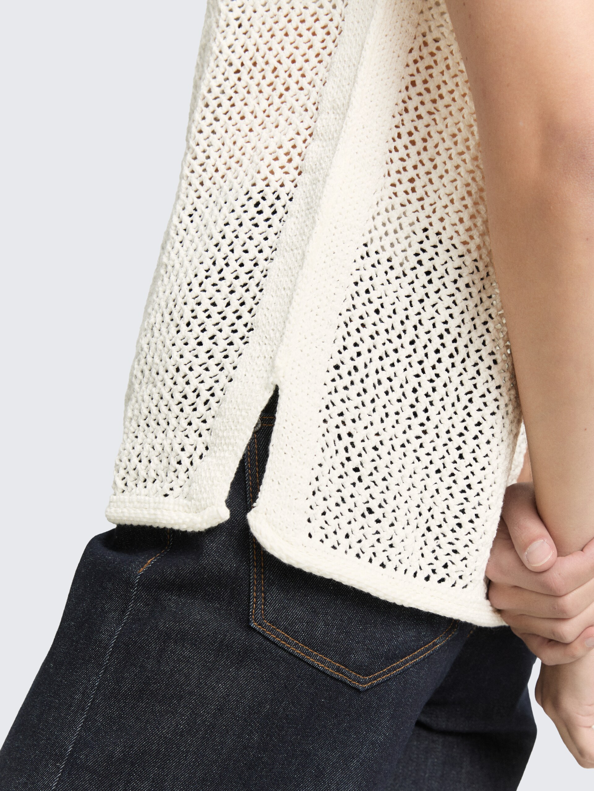 Pullunder mit Lochmuster - Whisper White - Detail-Model-Ansicht