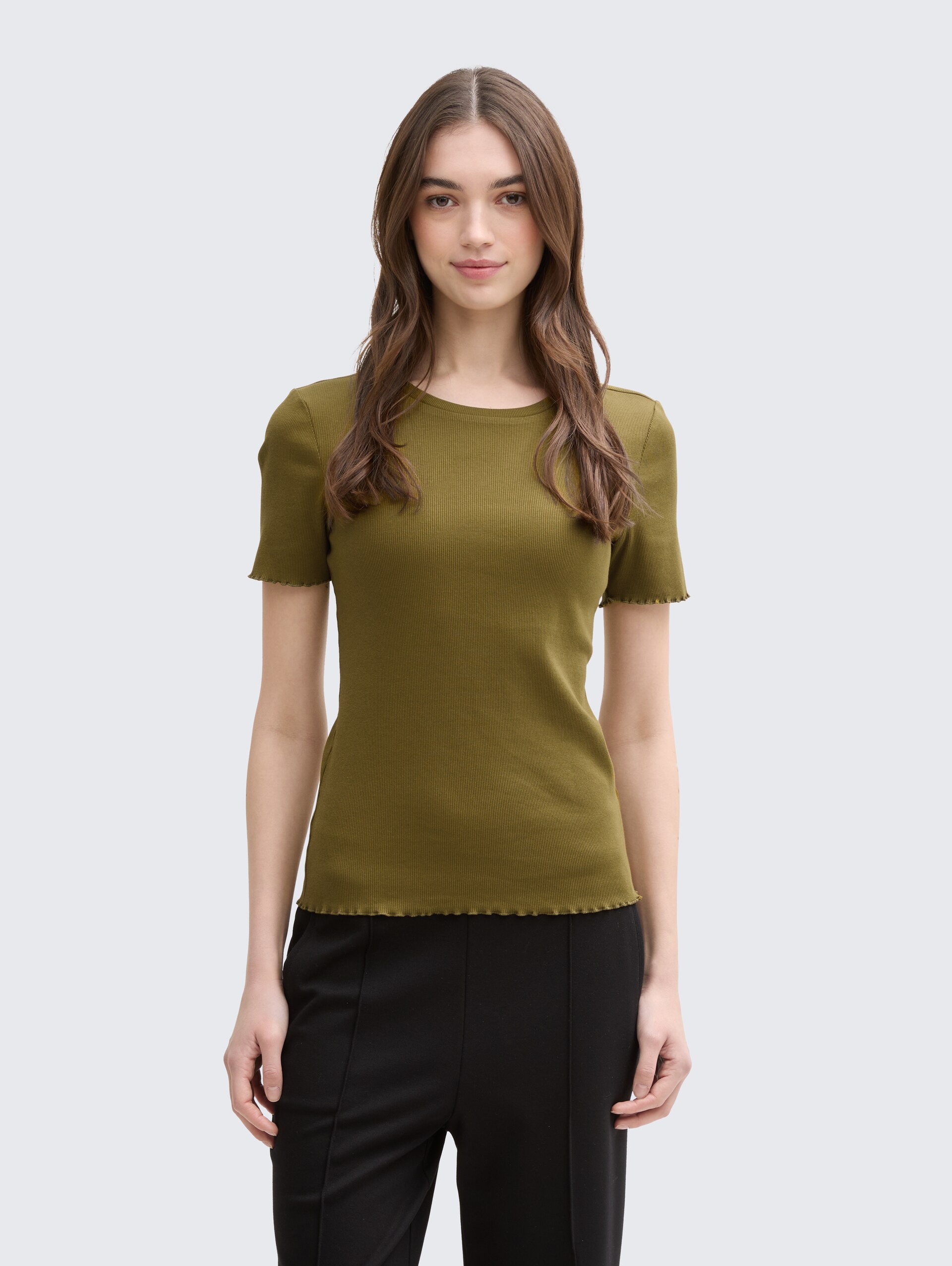 T-Shirt mit Rippstruktur - warm moss green - Ausschnitt Model-Vorderansicht