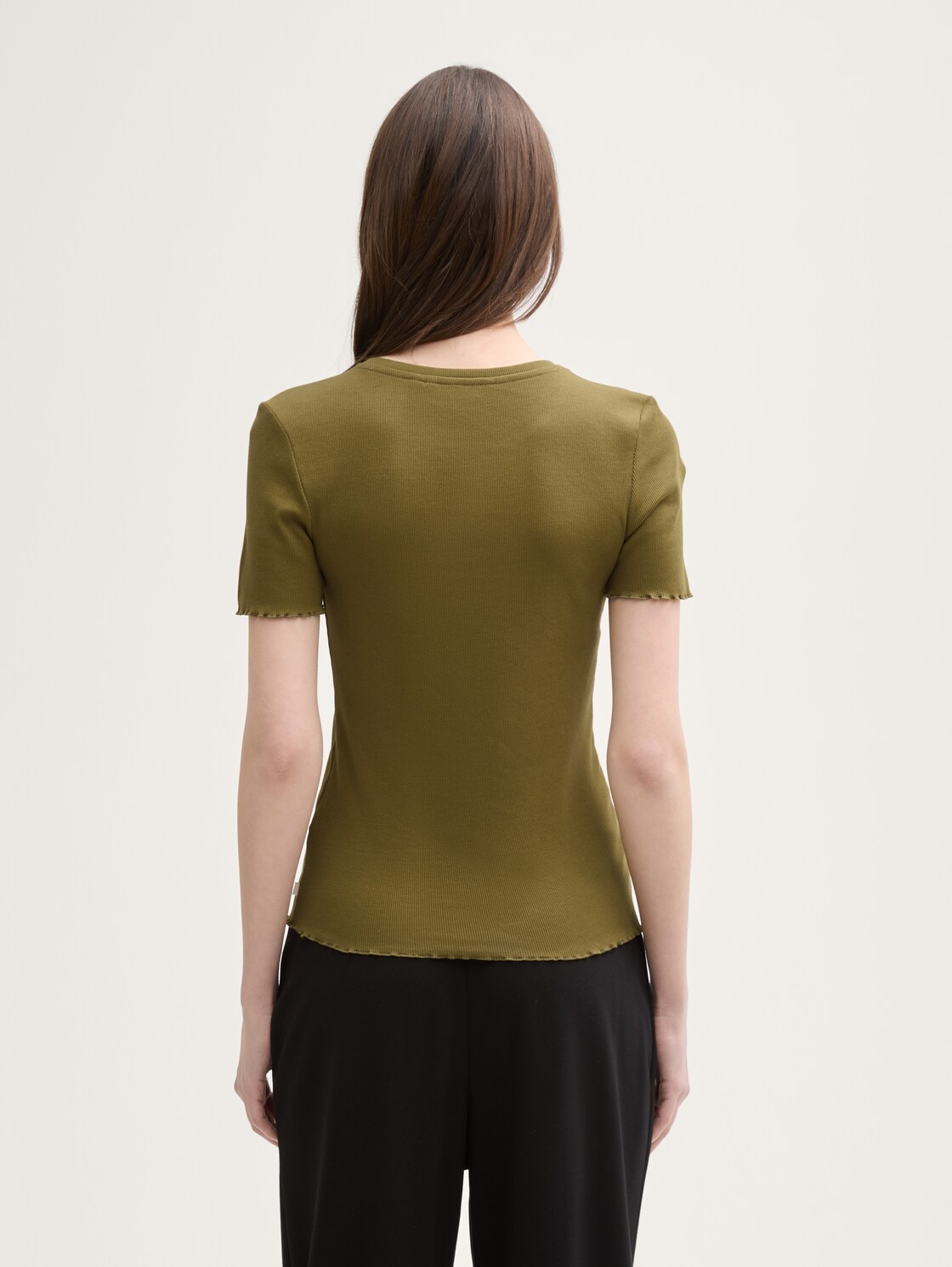 T-Shirt mit Rippstruktur - warm moss green - Auschnitt Model-Rückansicht