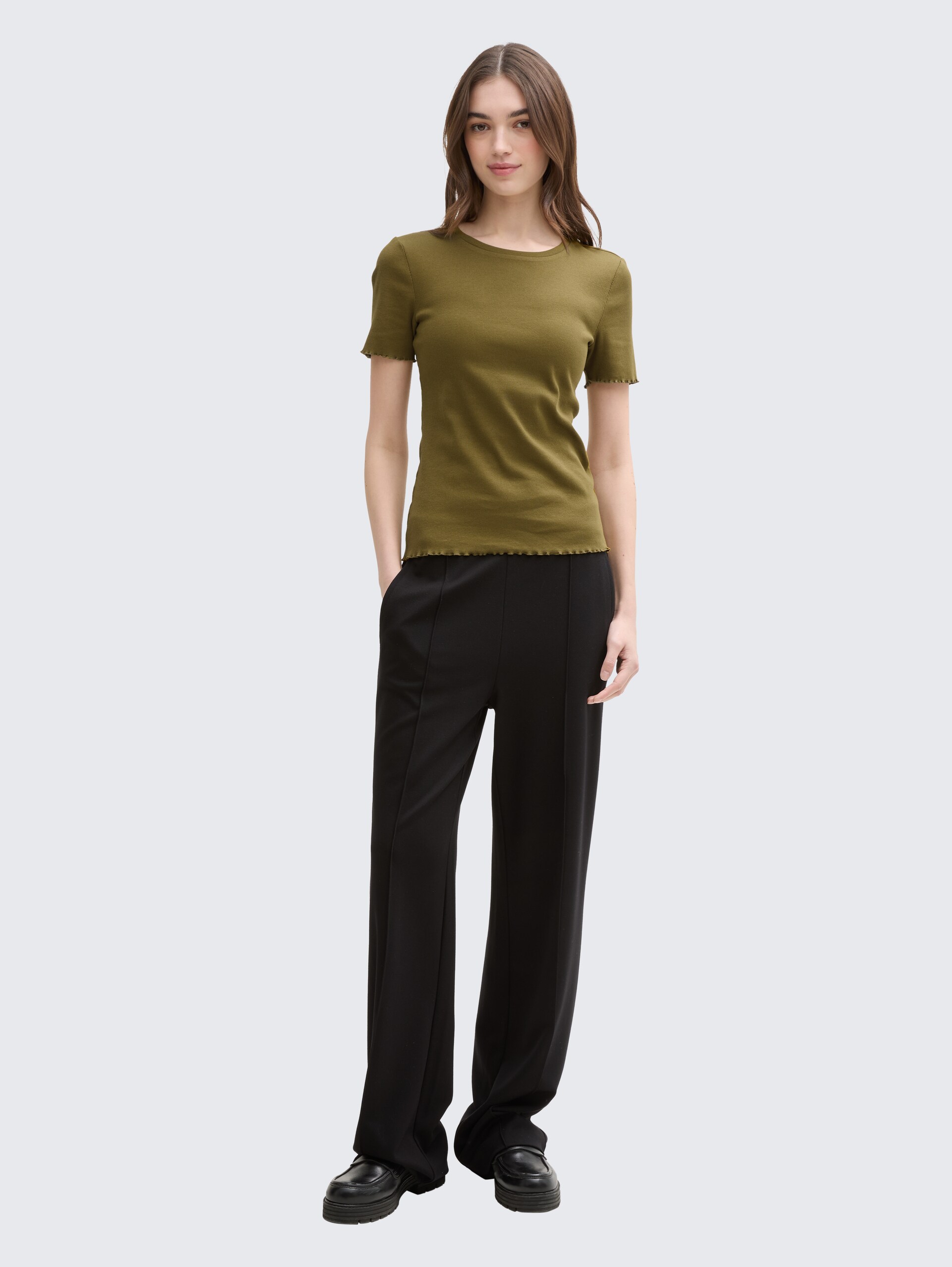 T-Shirt mit Rippstruktur - warm moss green - Model-Vorderansicht