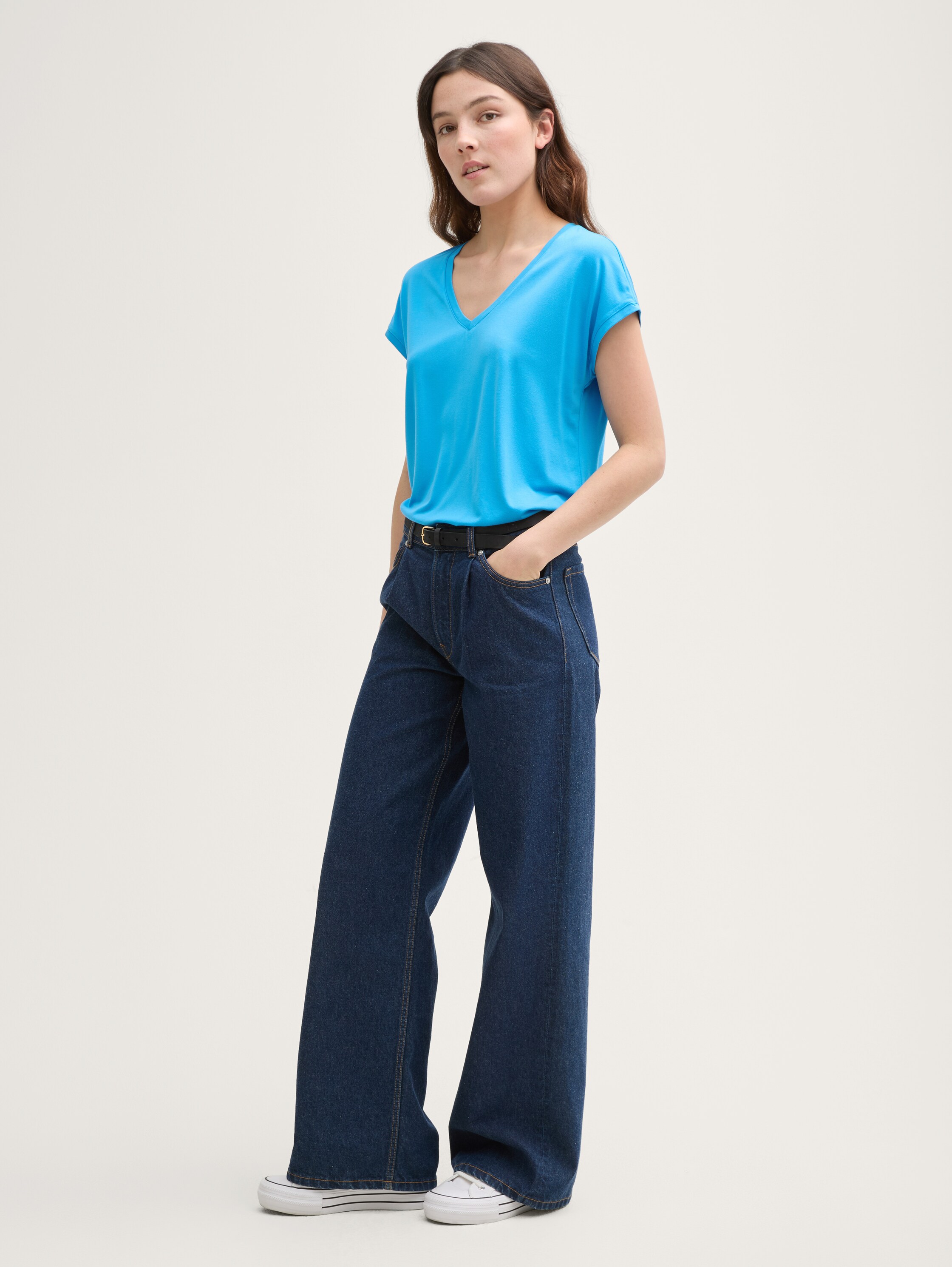 Loose fit T-shirt with V-neck - florida_blue - 