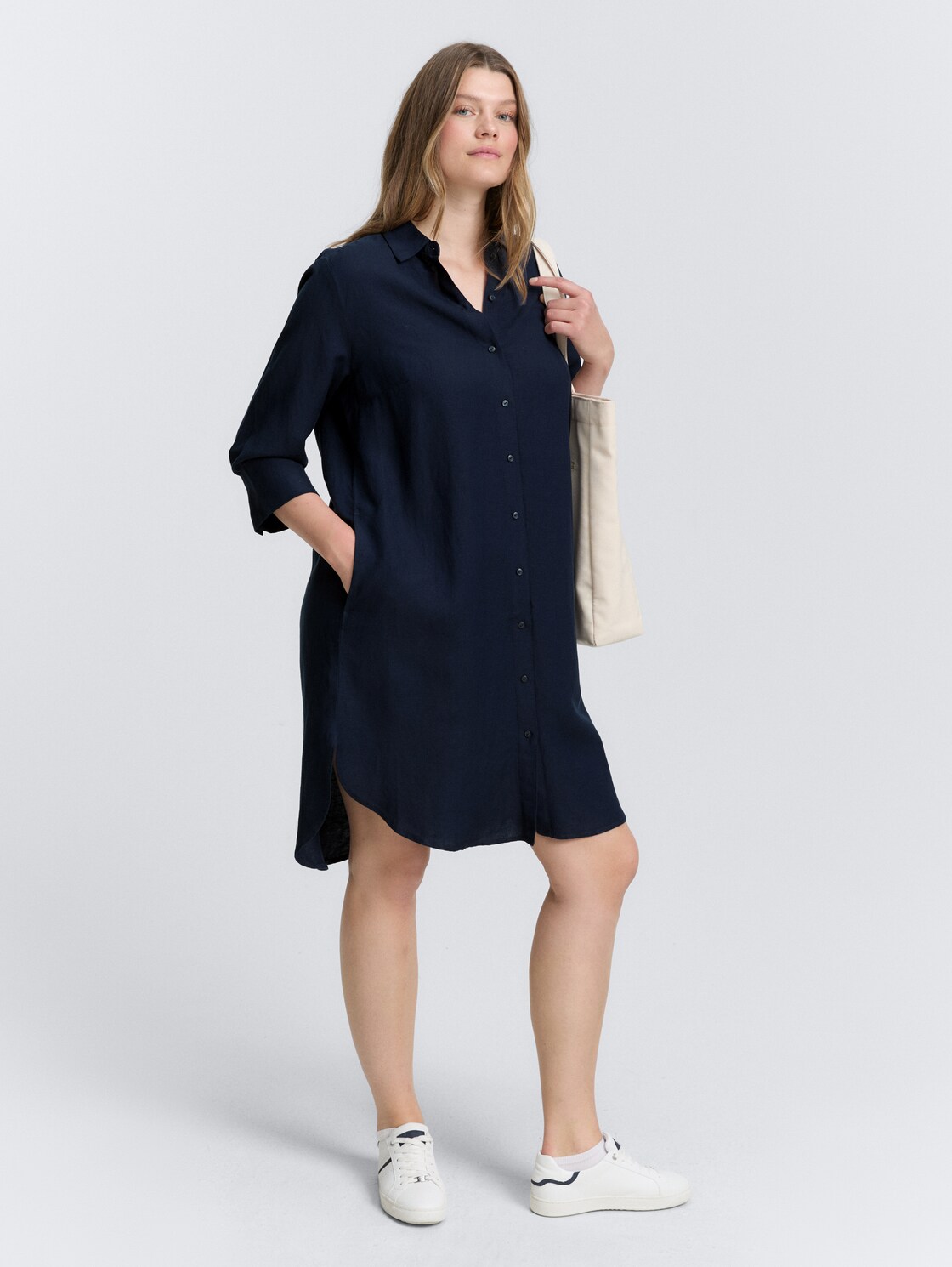 Plus Size - Blusenkleid mit Leinenanteil - sky captain blue - seitliche Model-Ansicht