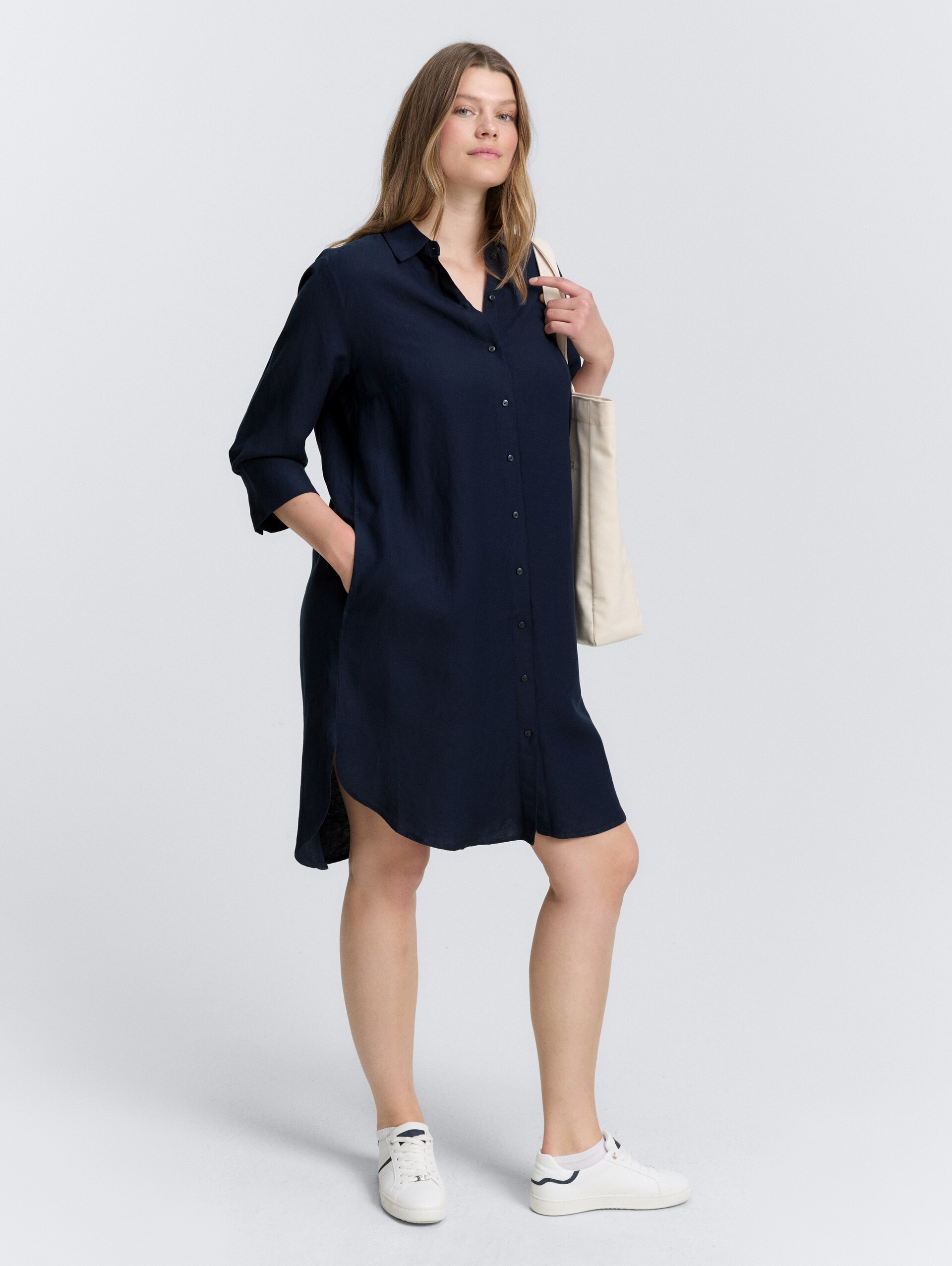 Plus Size - Blusenkleid mit Leinenanteil - sky captain blue - seitliche Model-Ansicht