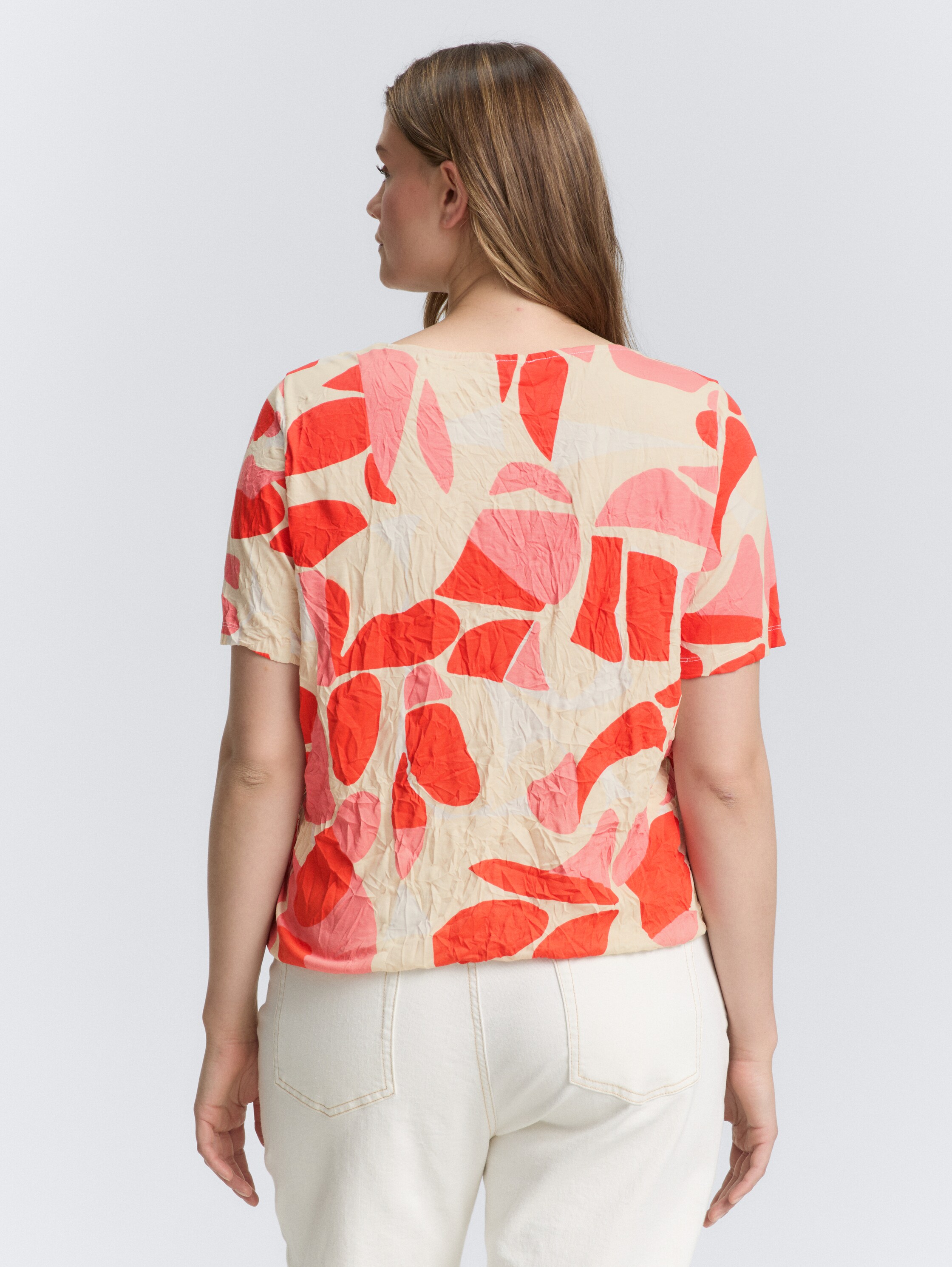 Plus Size - Crinkle T-Shirt mit Muster - red_dots_and_shapes_design - 