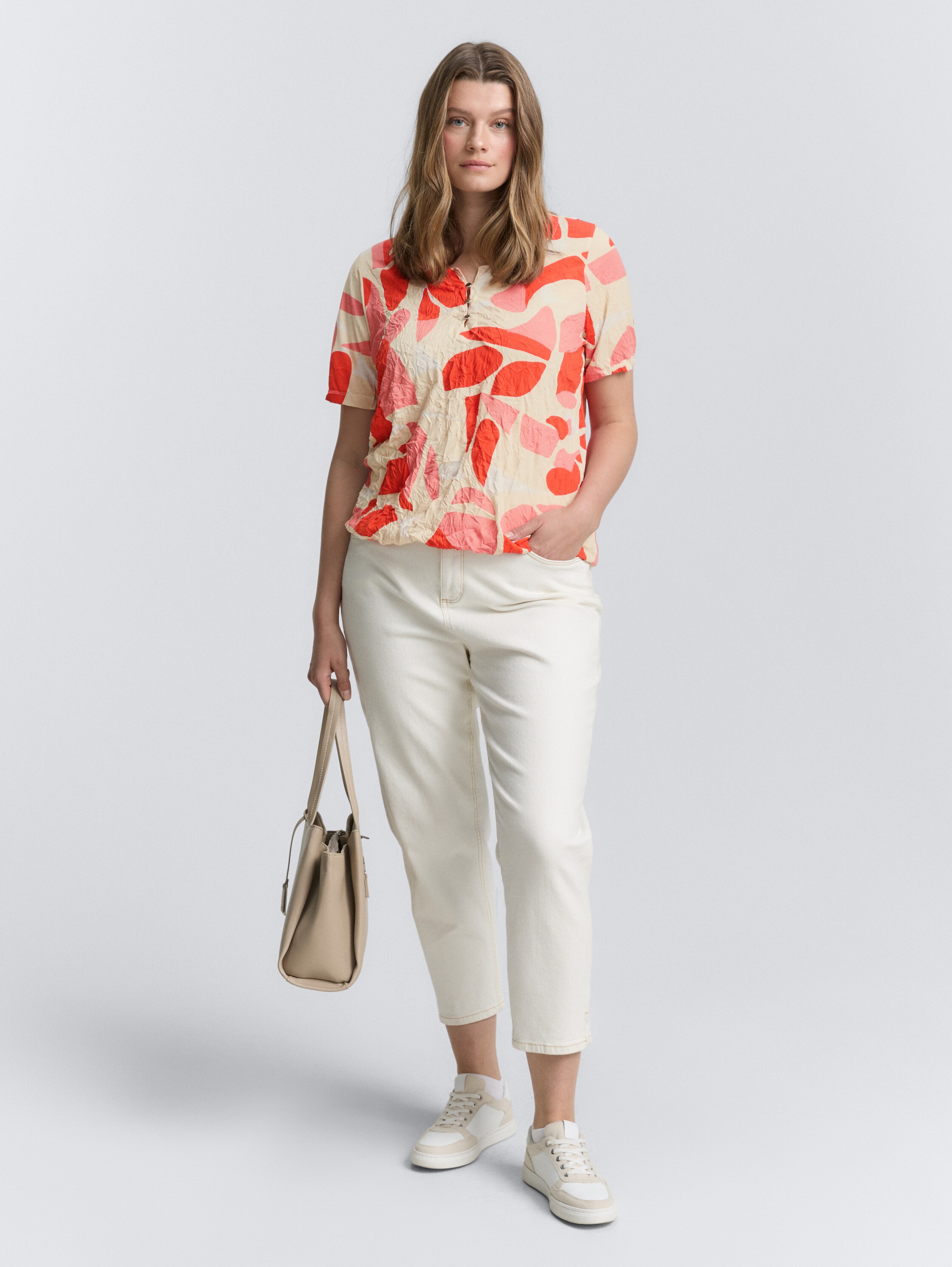 Plus Size - Crinkle T-Shirt mit Muster - red_dots_and_shapes_design - 