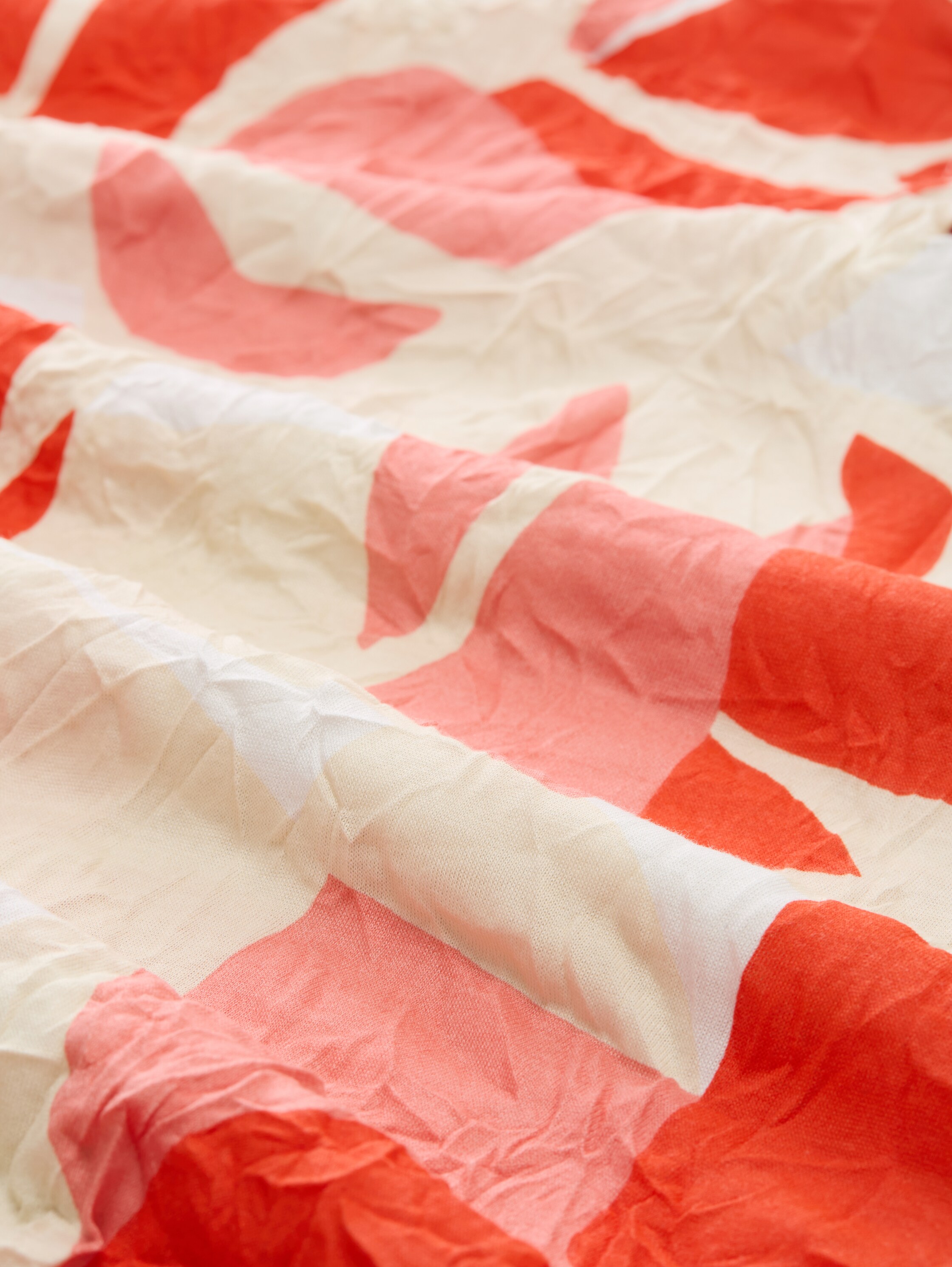 Plus Size - Crinkle T-Shirt mit Muster - red_dots_and_shapes_design - 