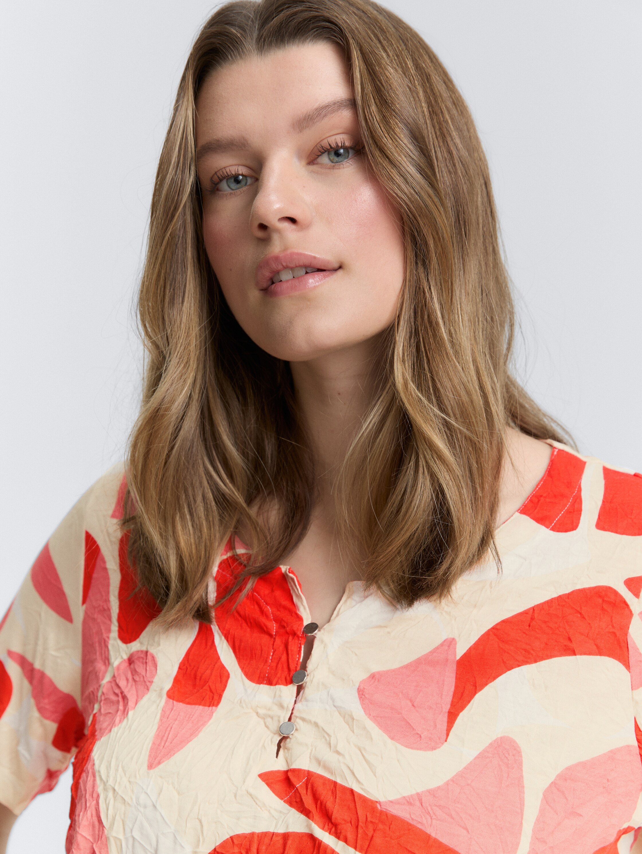 Plus Size - Crinkle T-Shirt mit Muster - red_dots_and_shapes_design - 