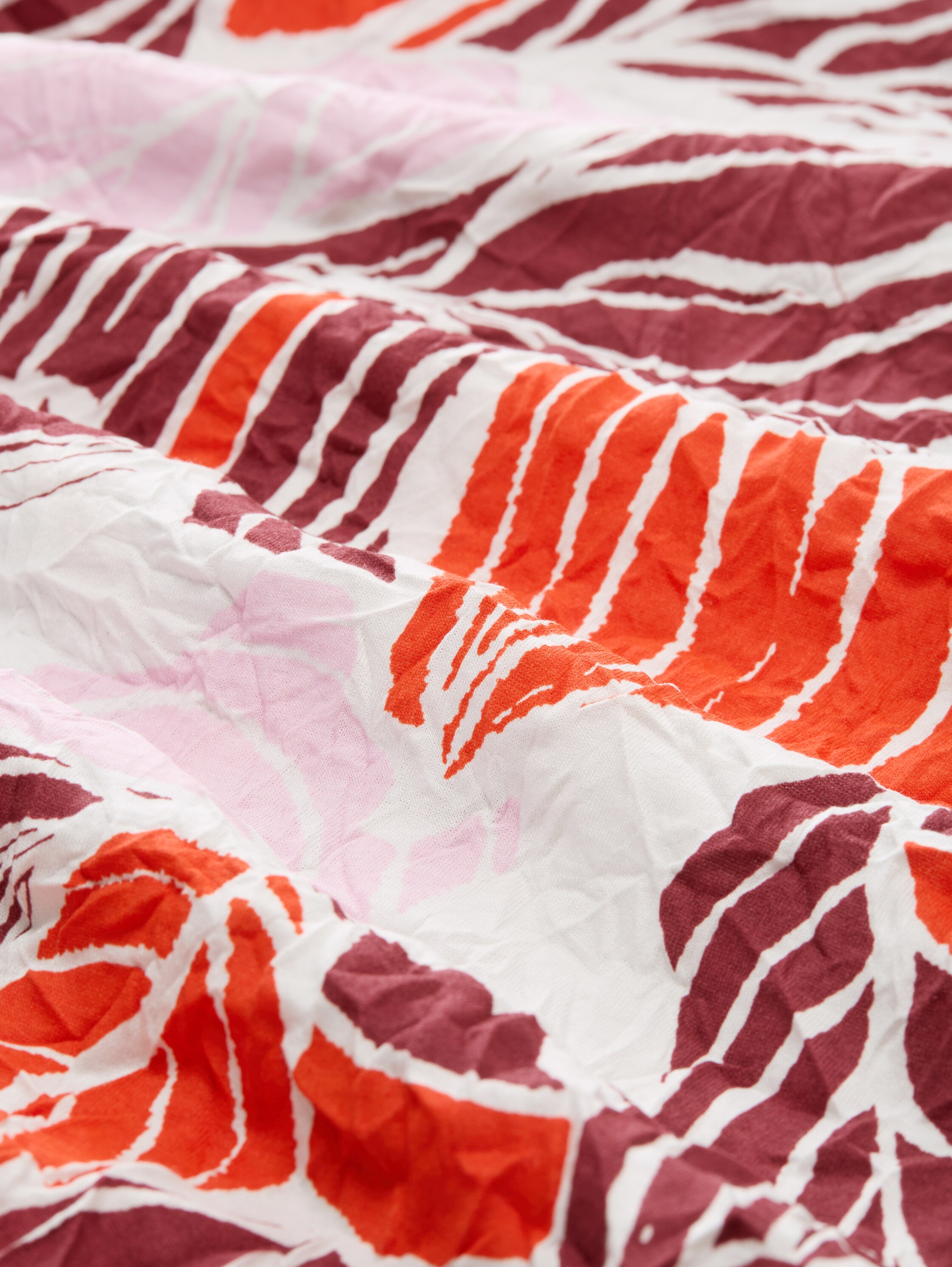 Plus Size - Crinkle T-Shirt mit Muster - red_cut_leaves_design - 