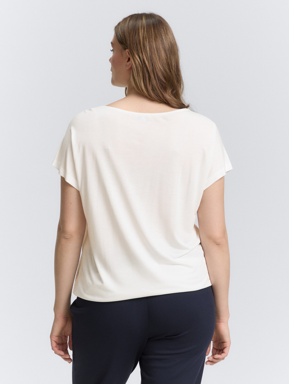 Plus Size - T-shirt in materiaalmix - Whisper White - Neklijn model-achteraanzicht