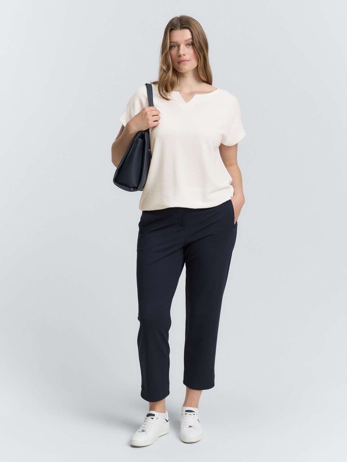 Plus Size - T-shirt in materiaalmix - Whisper White - Model vooraanzicht