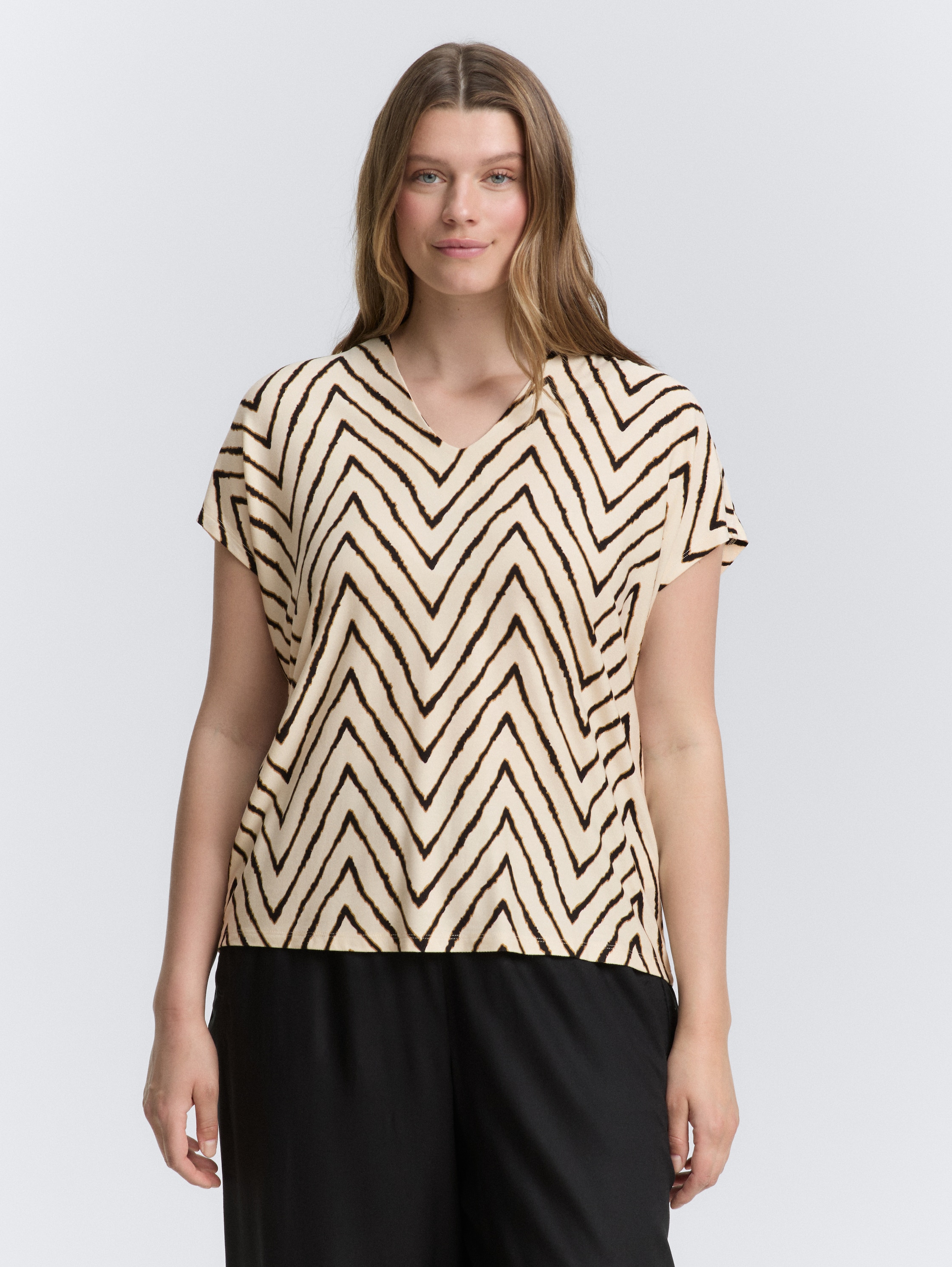 Plus Size - T-Shirt mit V-Ausschnitt - natural_zig_zag_design - 