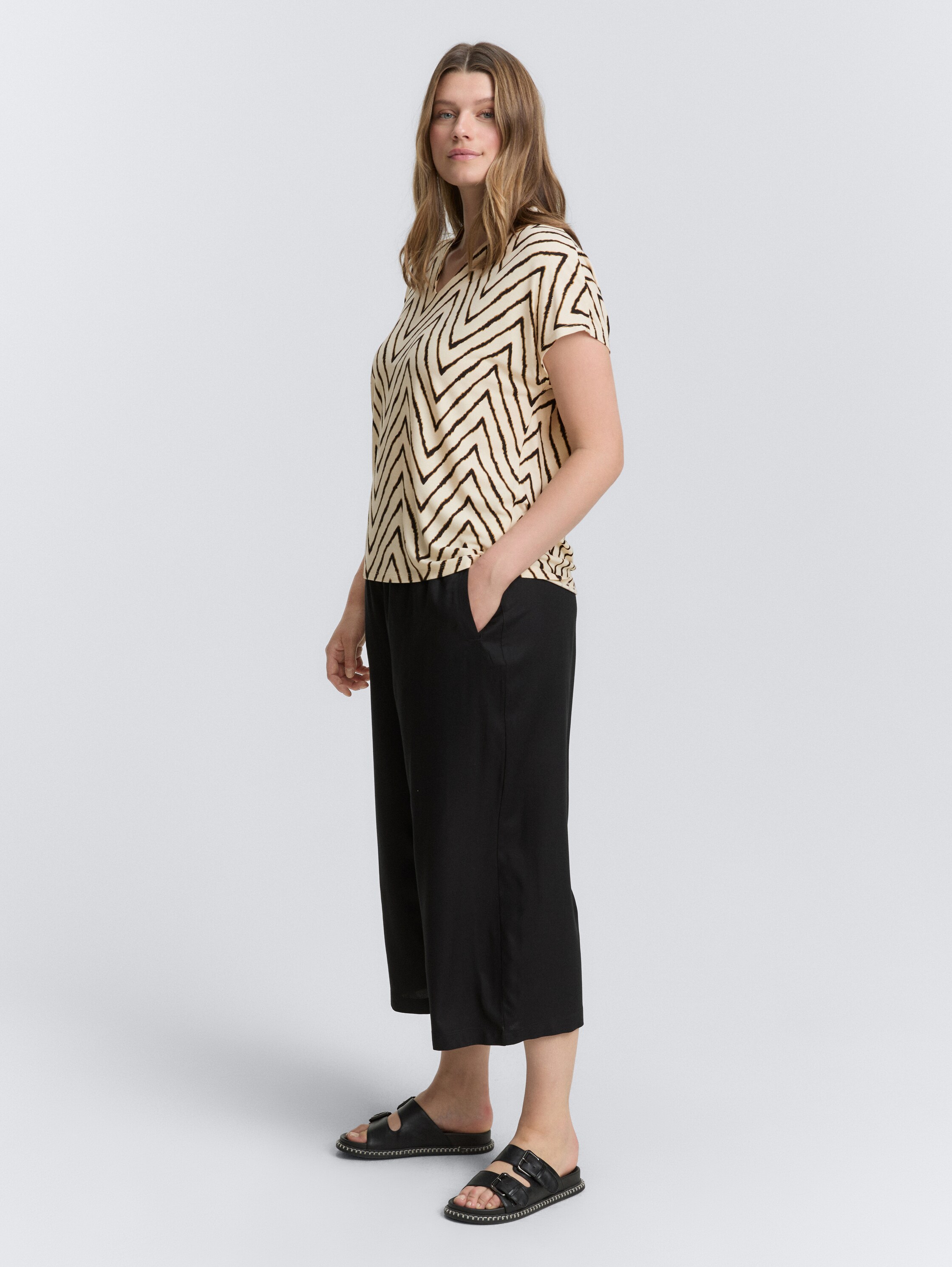 Plus Size - T-Shirt mit V-Ausschnitt - natural_zig_zag_design - 