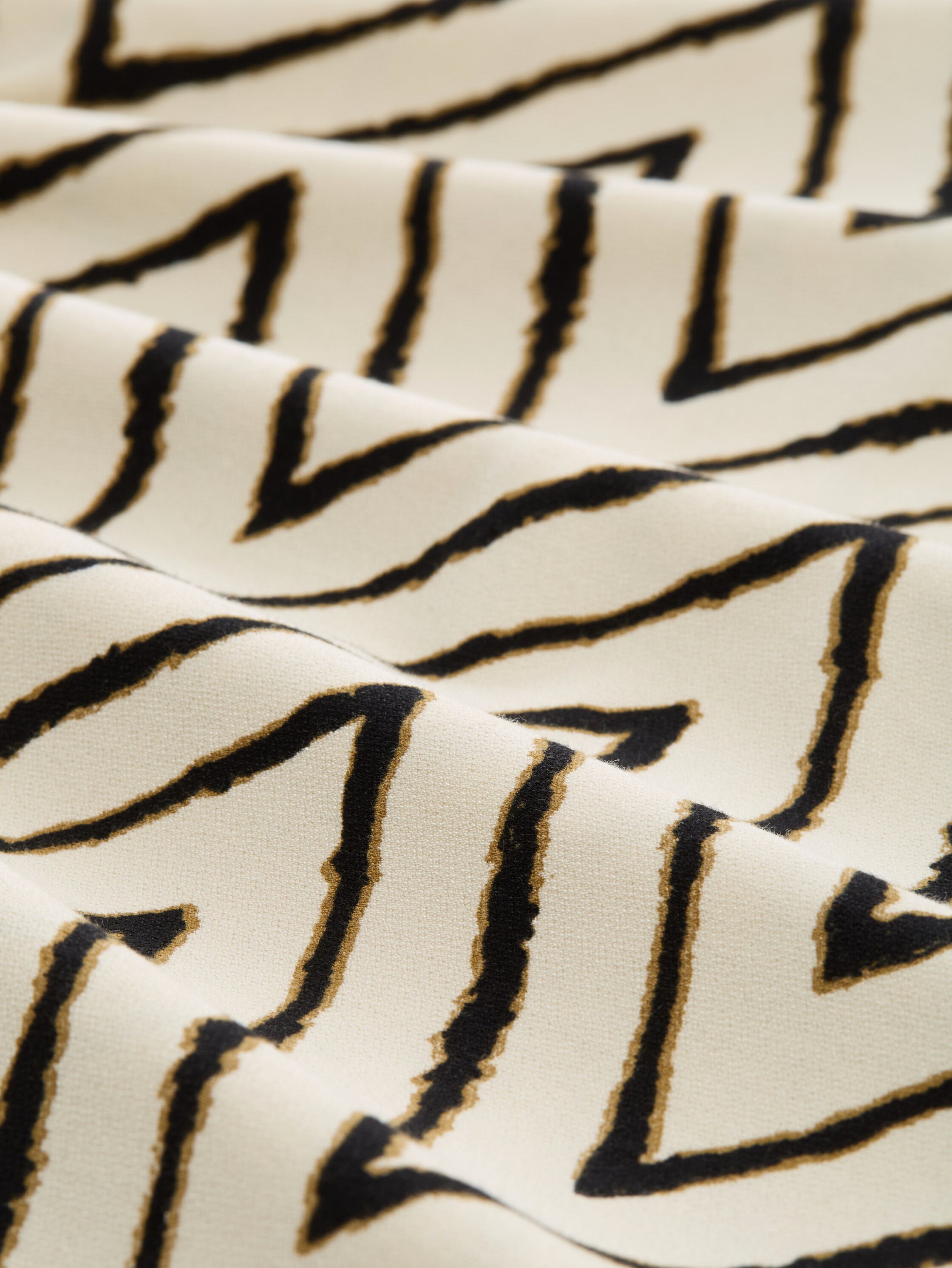 Plus Size - T-Shirt mit V-Ausschnitt - natural_zig_zag_design - 