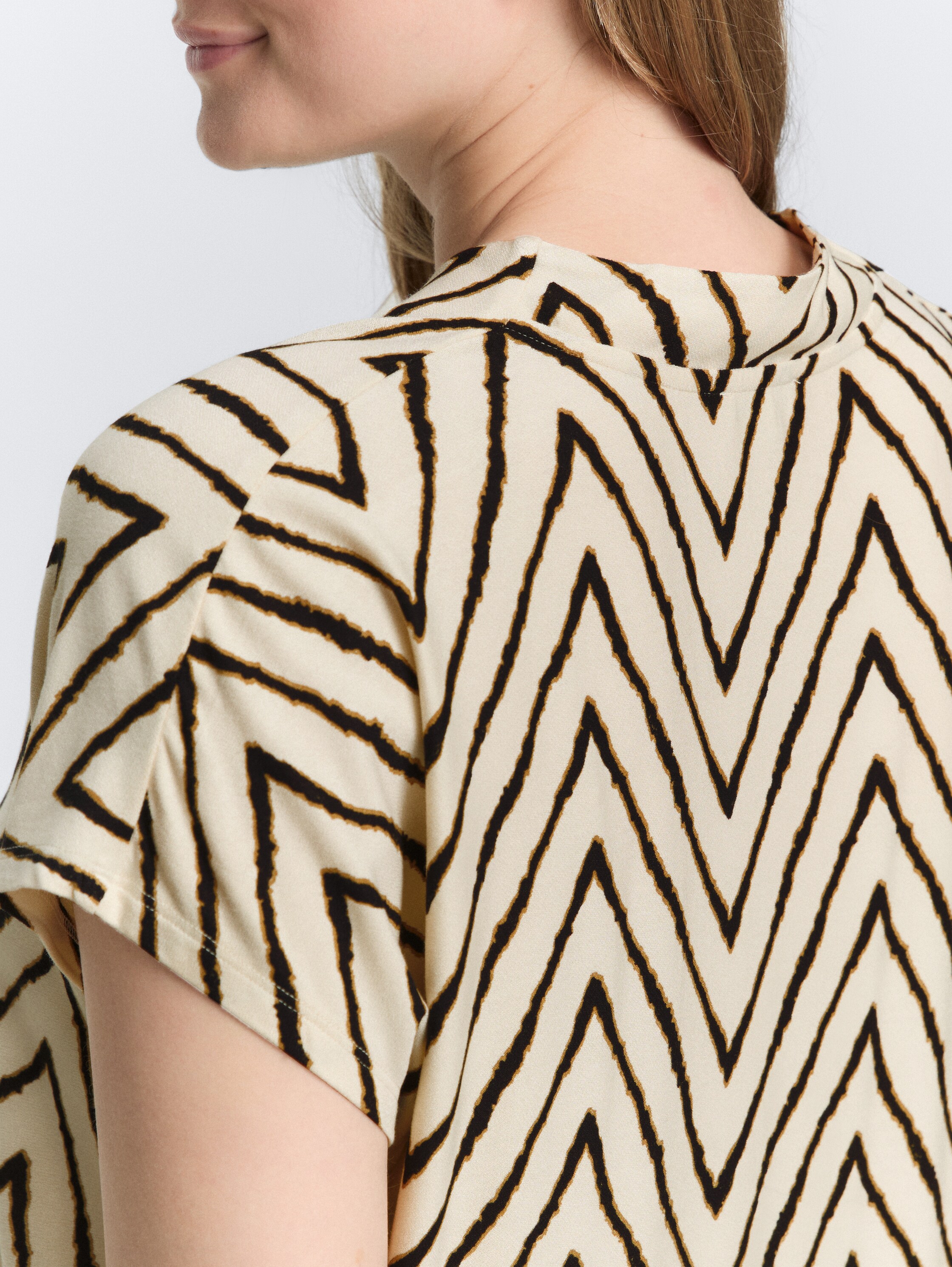 Plus Size - T-Shirt mit V-Ausschnitt - natural_zig_zag_design - 