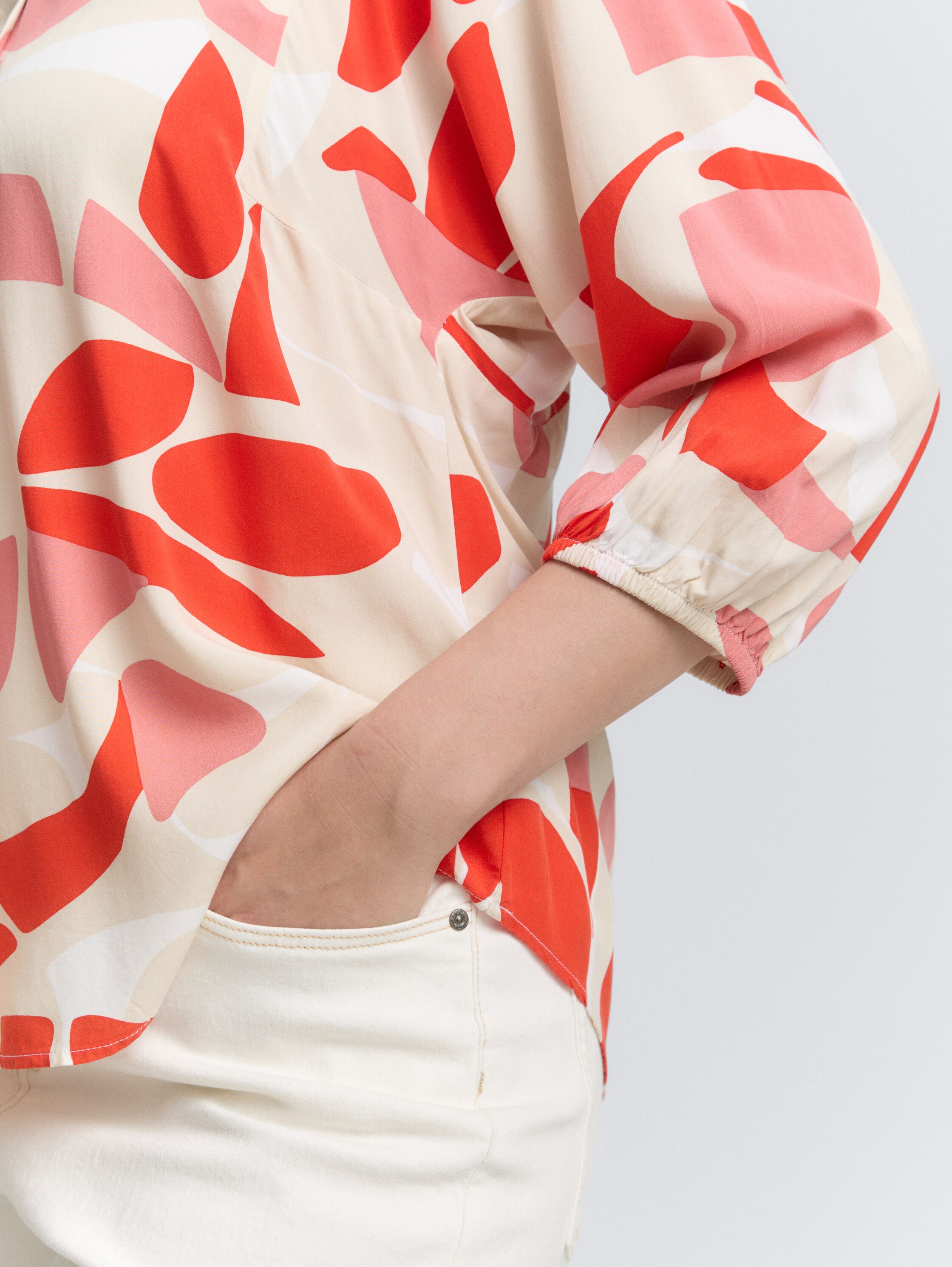 Plus Size - Bluse mit Muster - red_dots_and_shapes_design - 