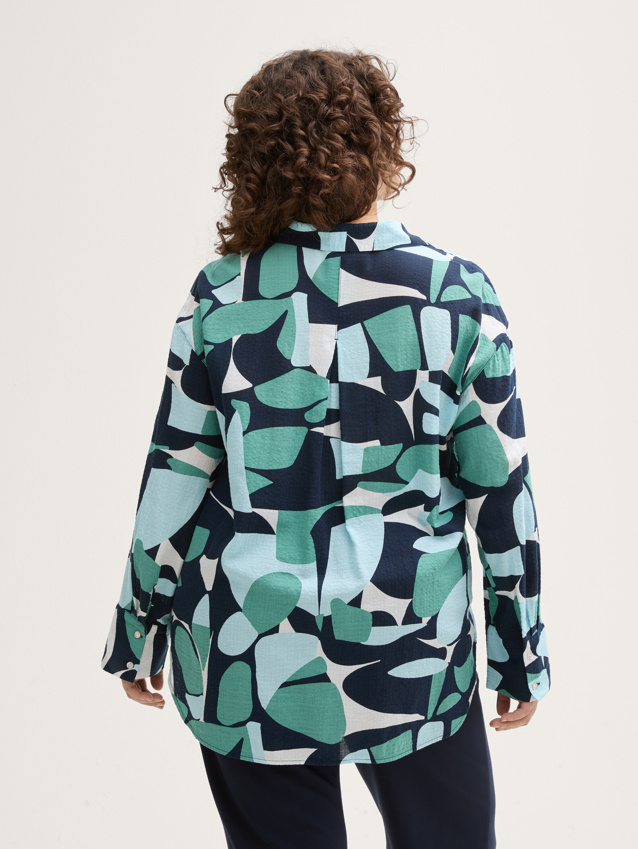 Plus Size - Oversized blouse met patroon - green_dots_and_shapes_design - 