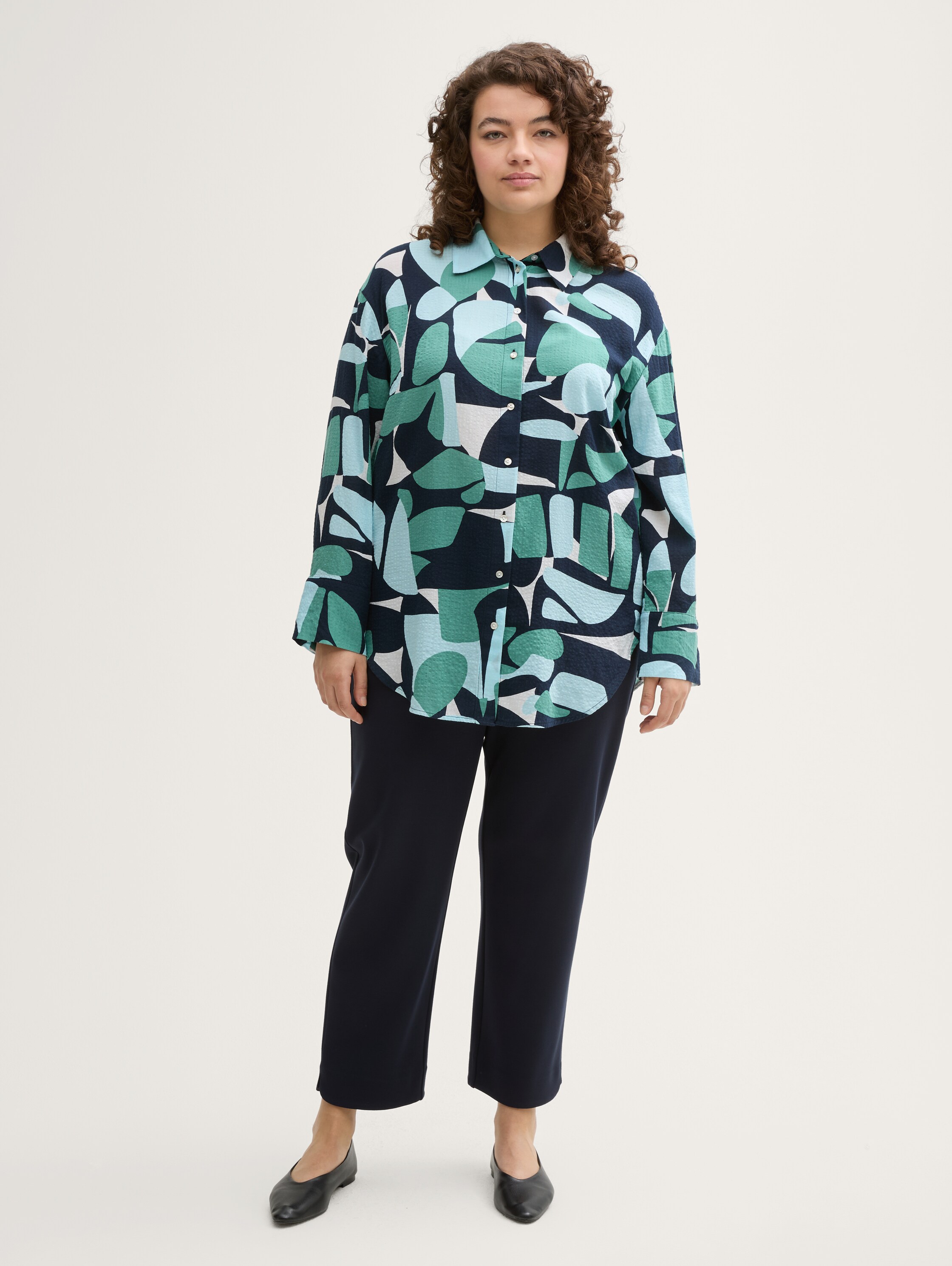 Plus Size - Oversized blouse met patroon - green_dots_and_shapes_design - 