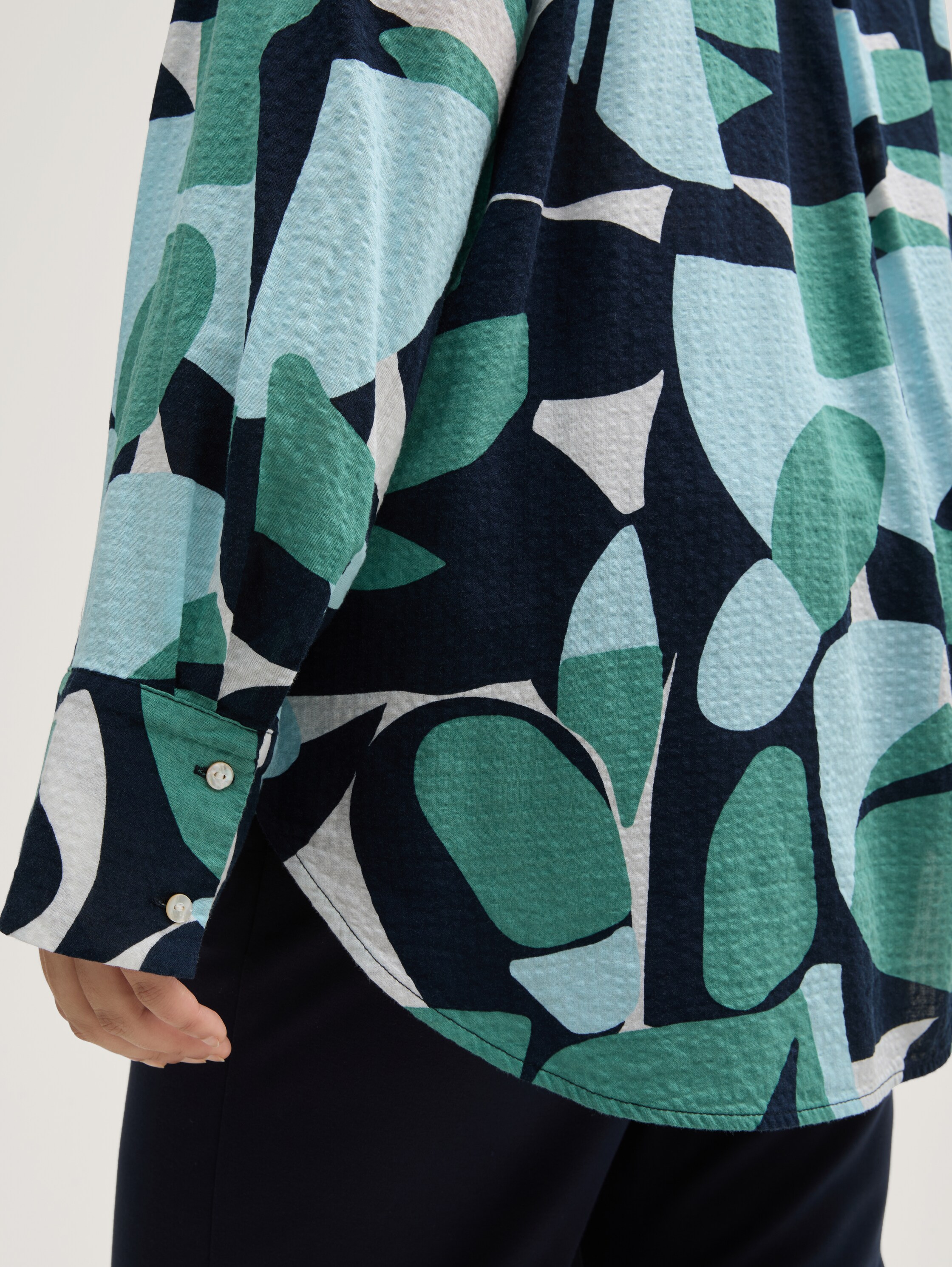 Plus Size - Oversized blouse met patroon - green_dots_and_shapes_design - 