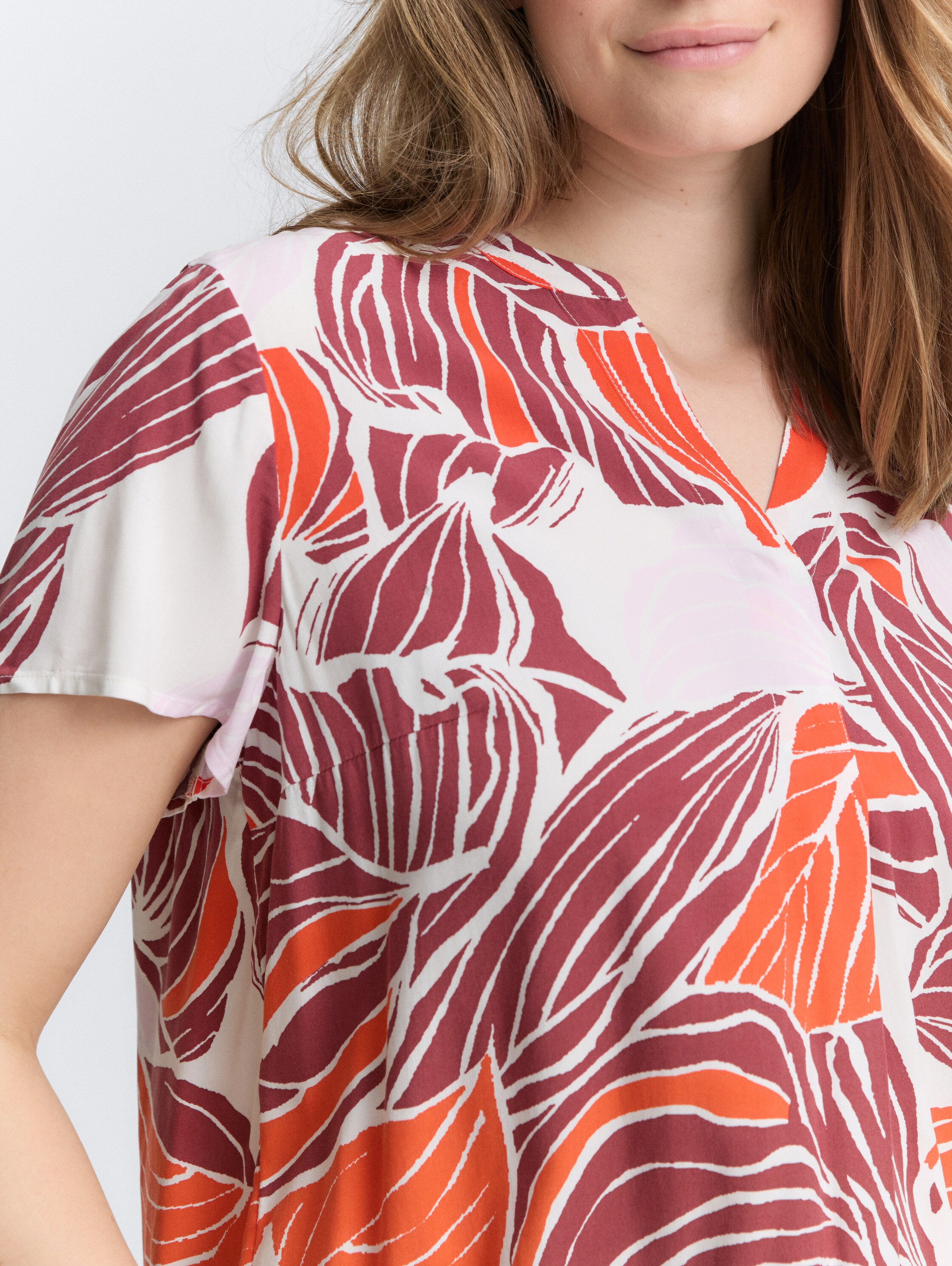 Plus Size - Bluse mit Muster - red_cut_leaves_design - 