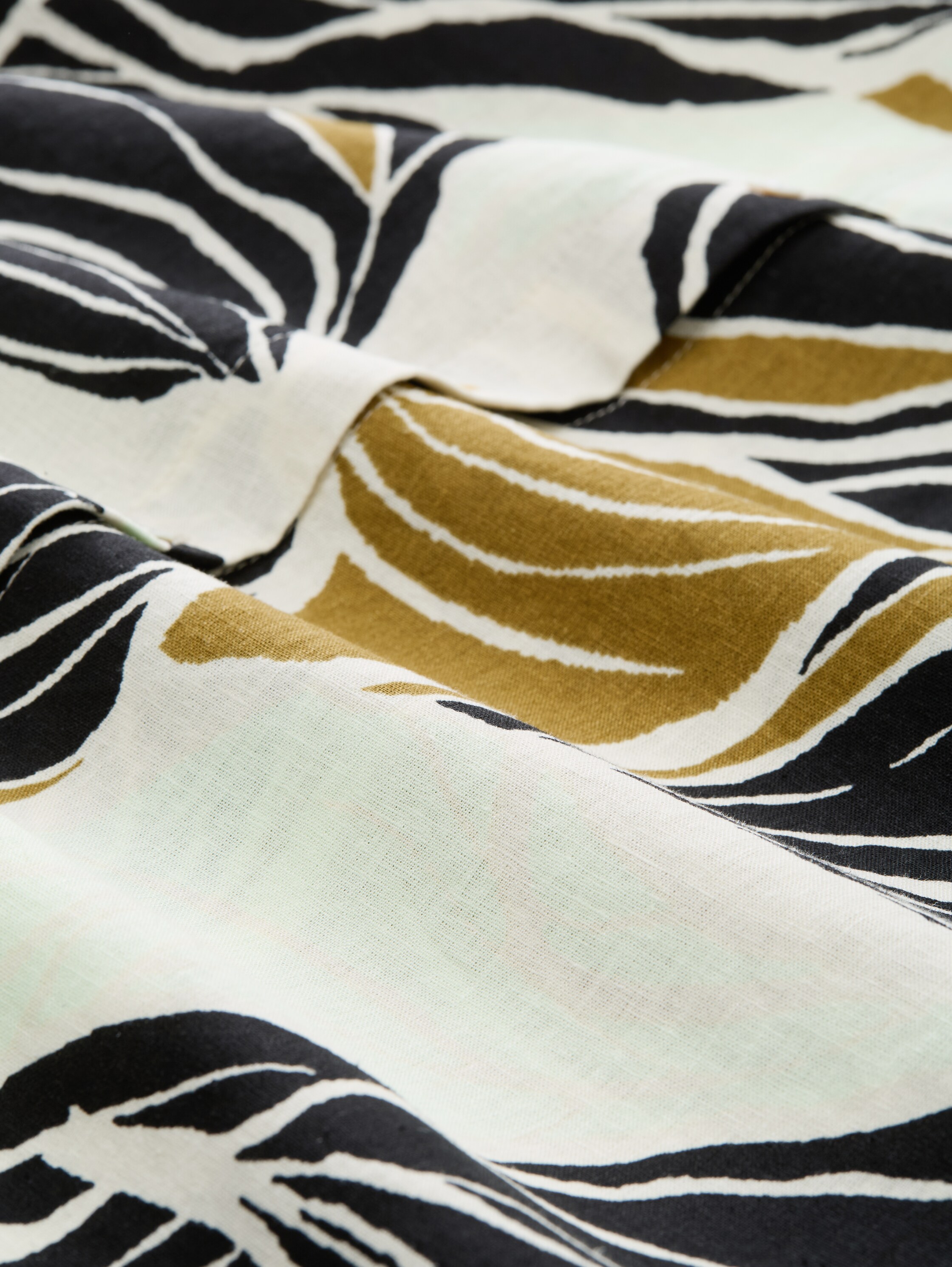 Plus Size - Loose Fit Bluse mit Leinenanteil - neutral_cut_leaves_design - 