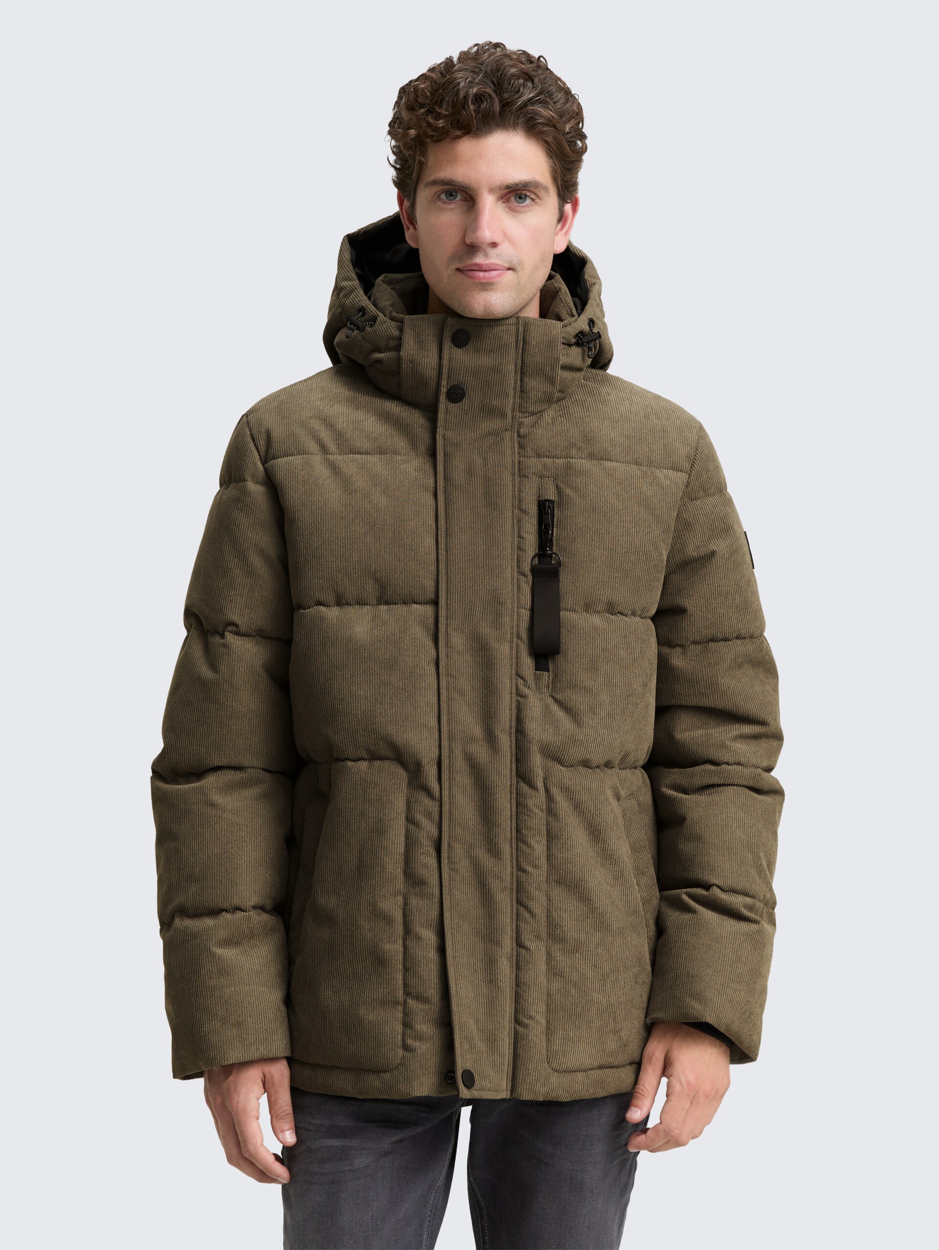 Cord Puffer-Jacke mit abnehmbarer Kapuze - smokey olive green - Model-Vorderansicht