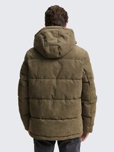 Cord Puffer-Jacke mit abnehmbarer Kapuze - smokey olive green - Model-Rückansicht