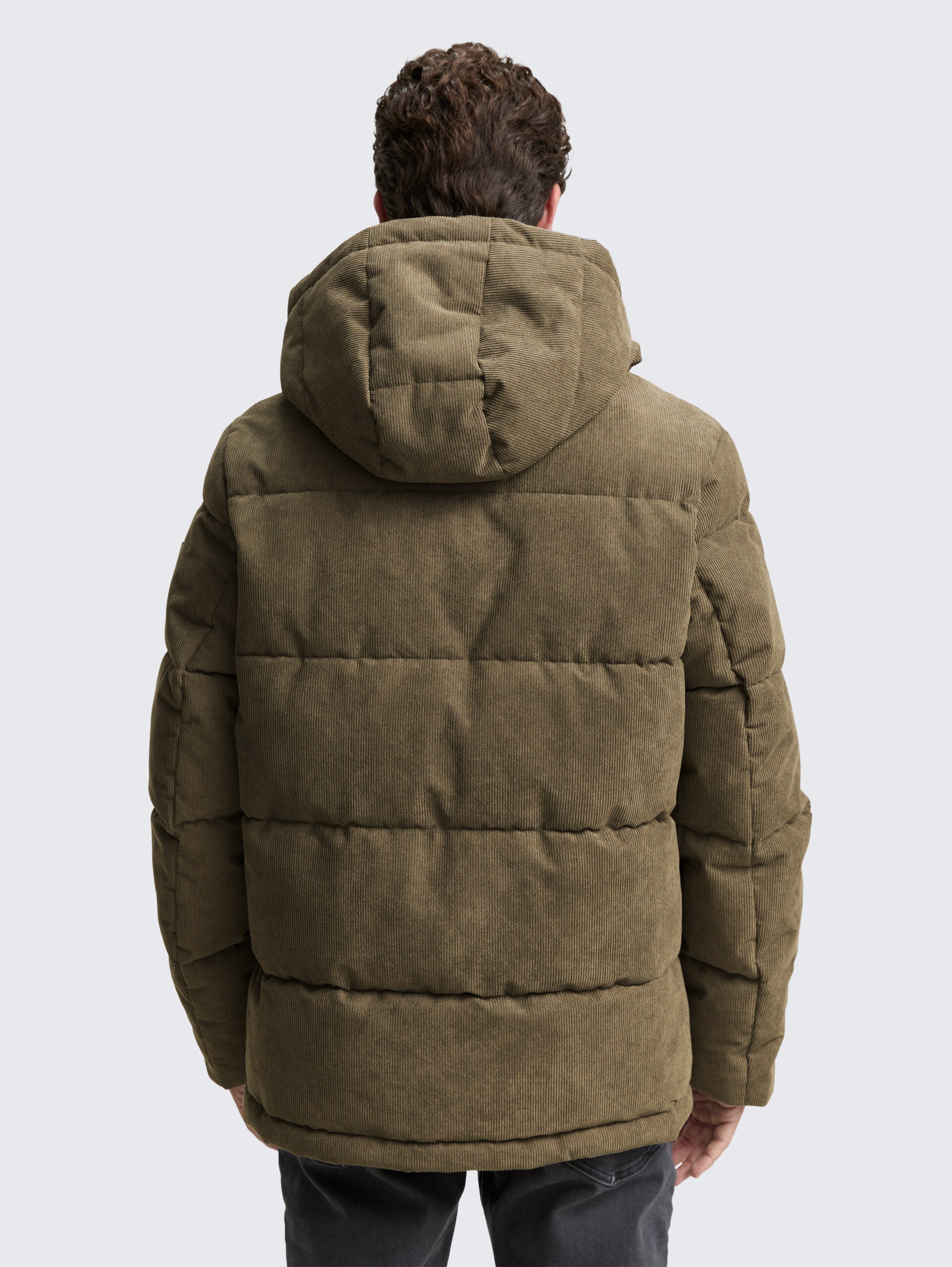 Cord Puffer-Jacke mit abnehmbarer Kapuze - smokey olive green - Model-Rückansicht