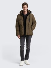 Cord Puffer-Jacke mit abnehmbarer Kapuze - smokey olive green - seitliche Model-Ansicht