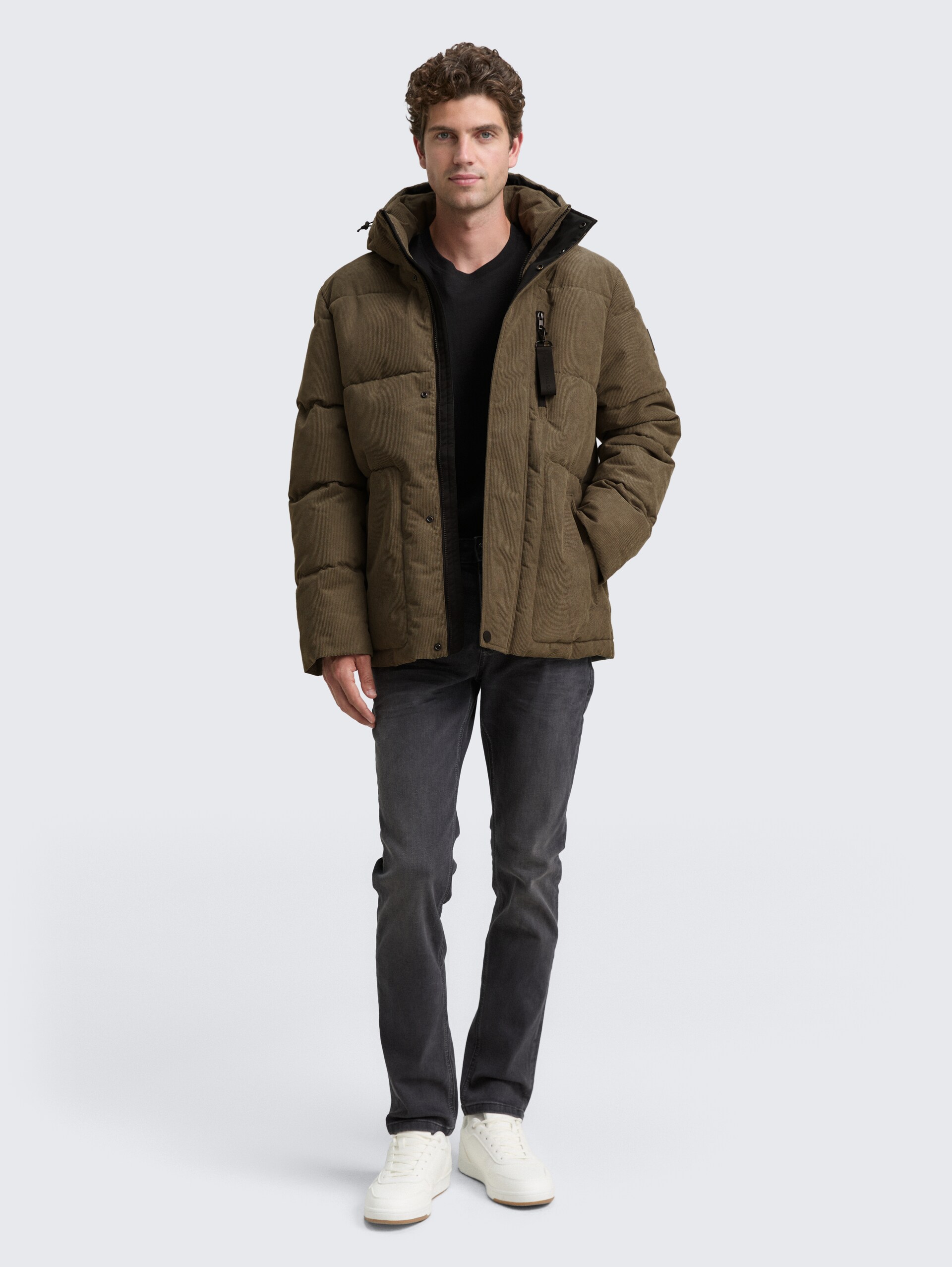 Cord Puffer-Jacke mit abnehmbarer Kapuze - smokey olive green - seitliche Model-Ansicht