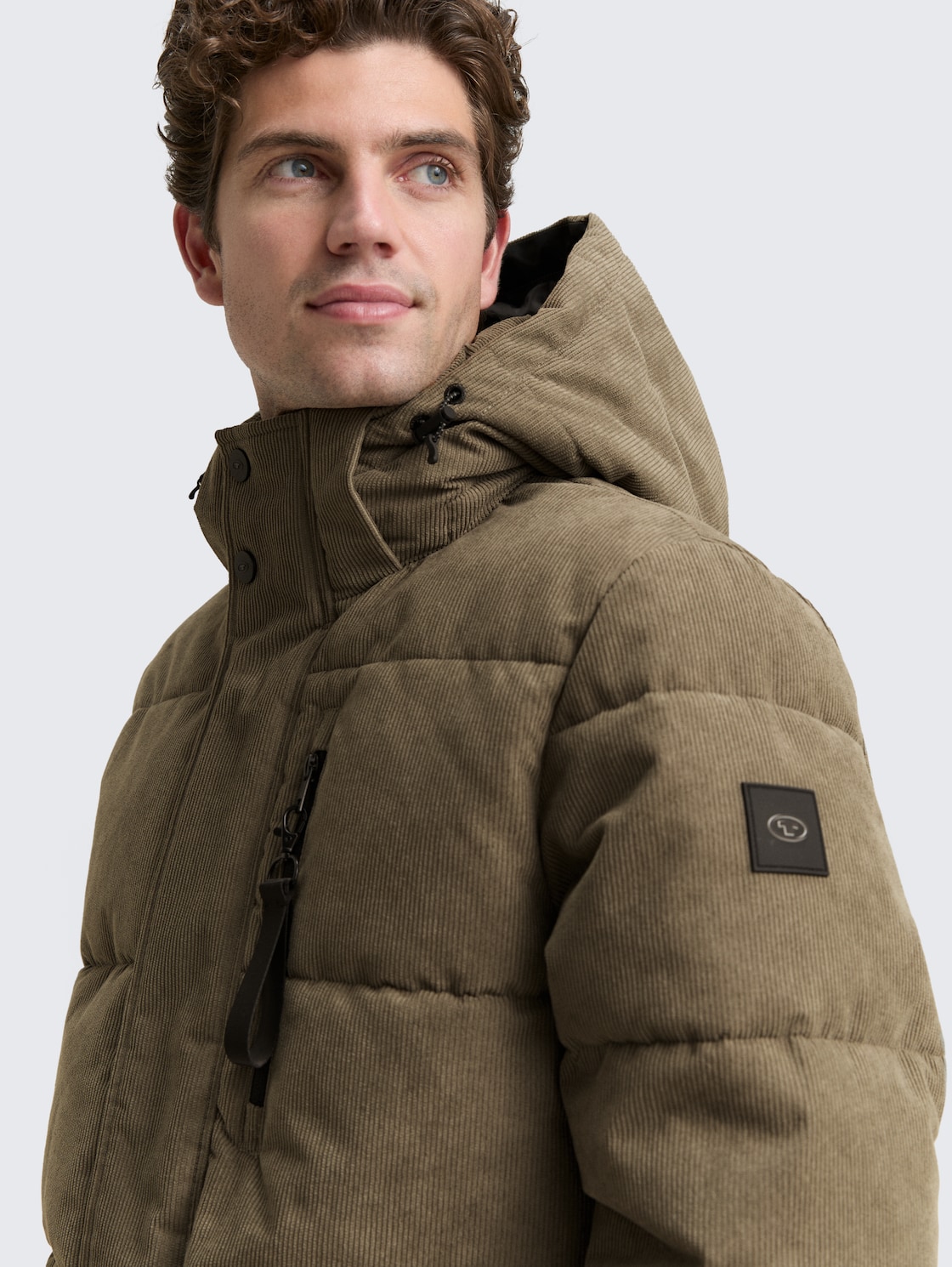 Cord Puffer-Jacke mit abnehmbarer Kapuze - smokey olive green - Detail-Model-Ansicht