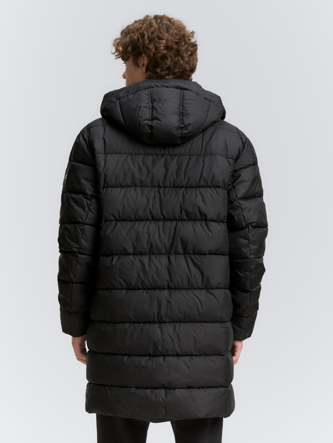 Puffer Parka mit Kapuze - Black - Model-Rückansicht