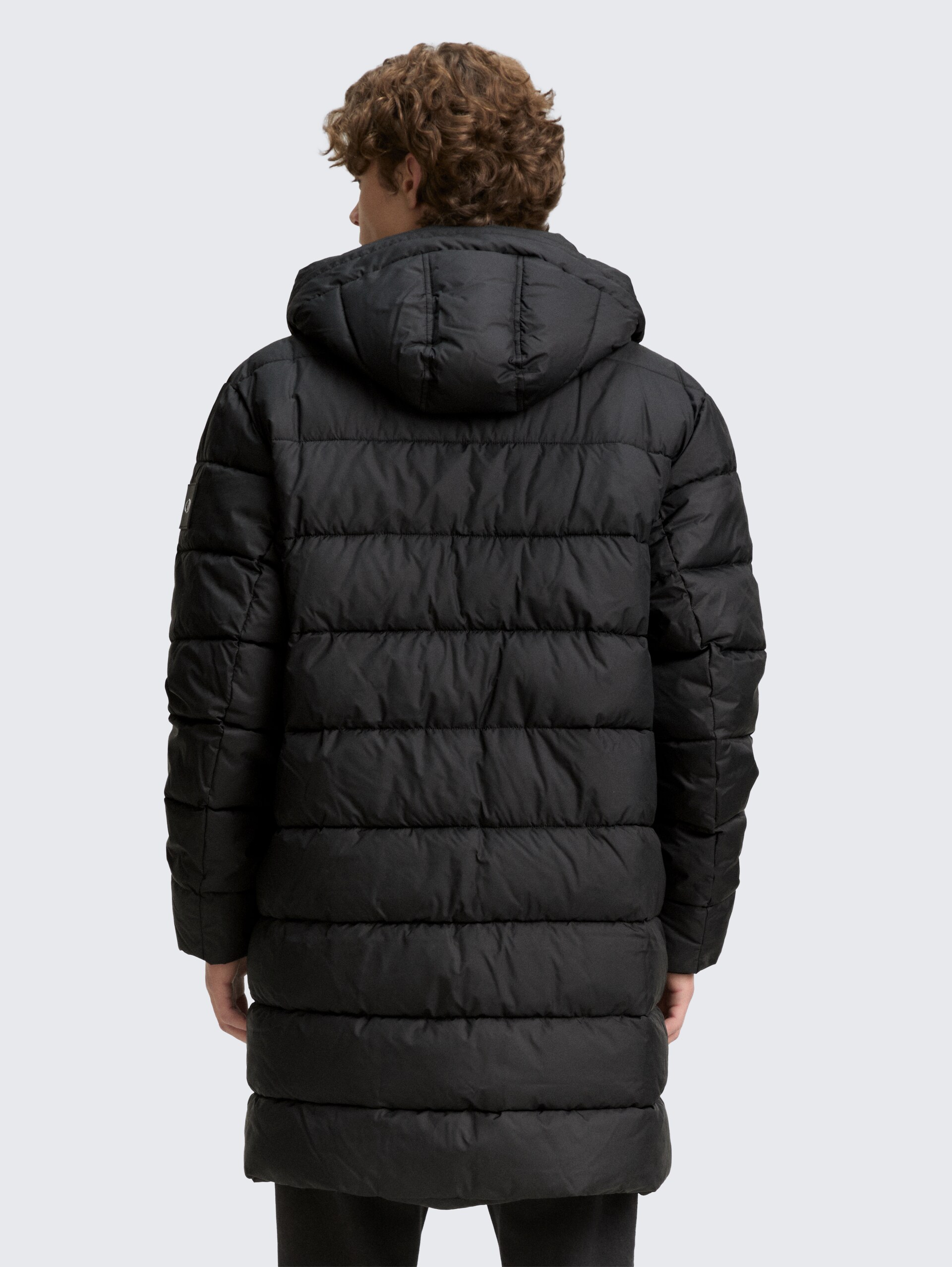 Puffer Parka mit Kapuze - Black - Model-Rückansicht