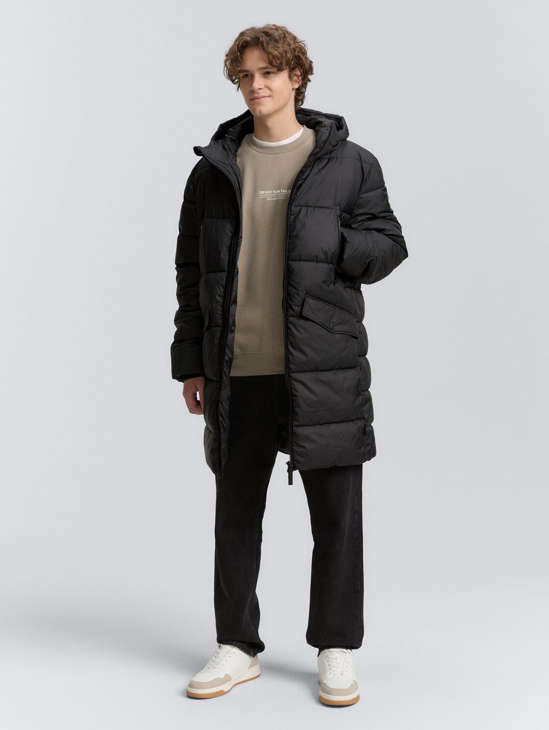 Puffer Parka mit Kapuze - Black - seitliche Model-Ansicht