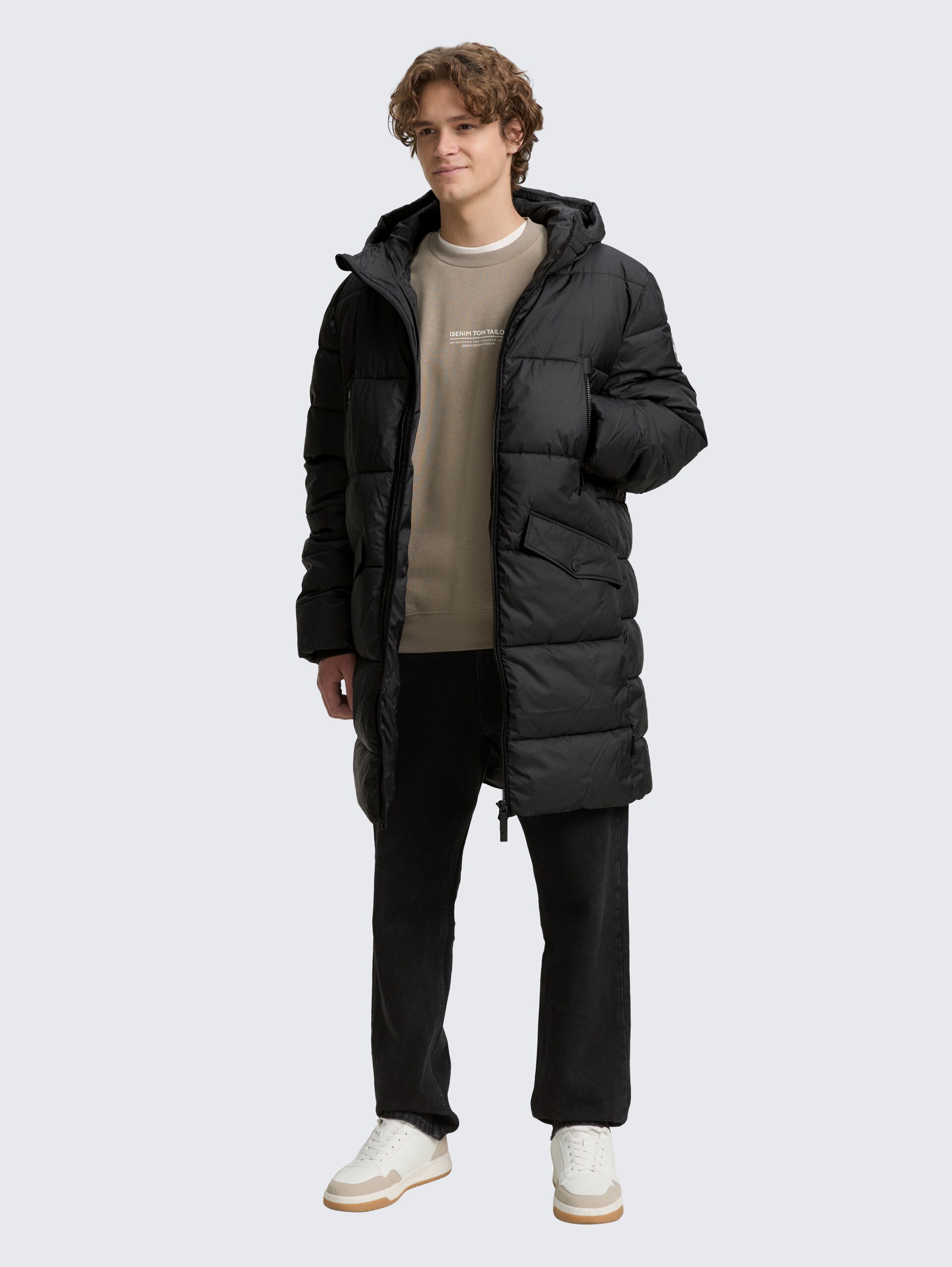 Puffer Parka mit Kapuze - Black - seitliche Model-Ansicht