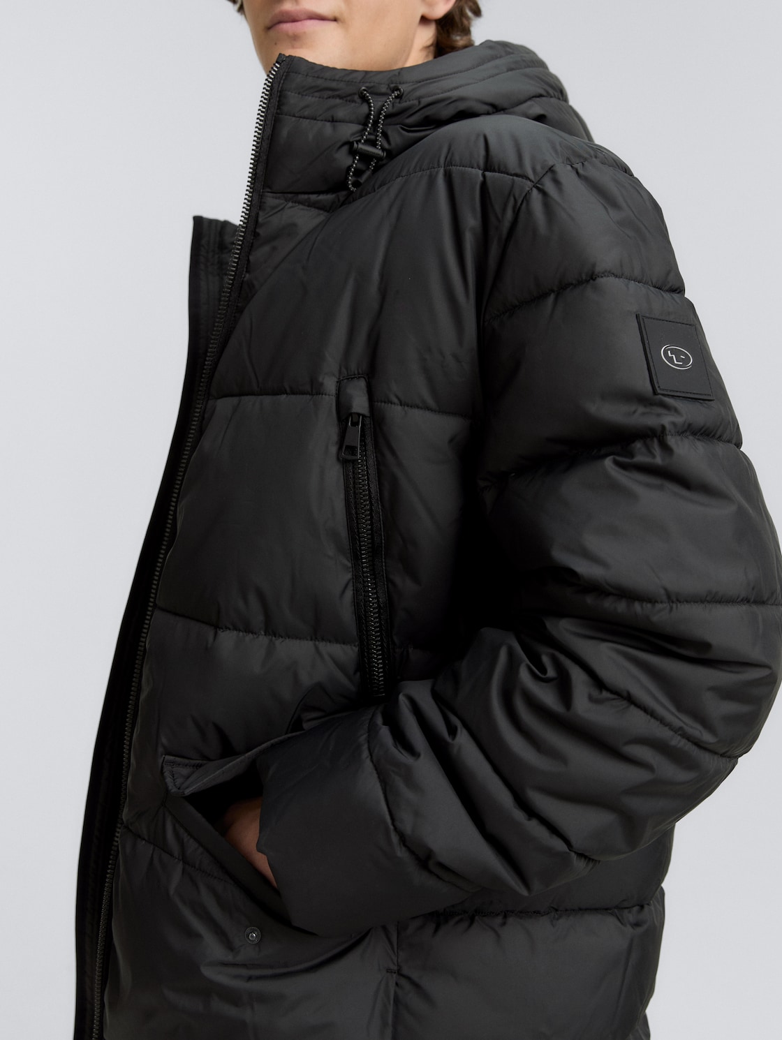 Puffer Parka mit Kapuze - Black - Detail-Model-Ansicht