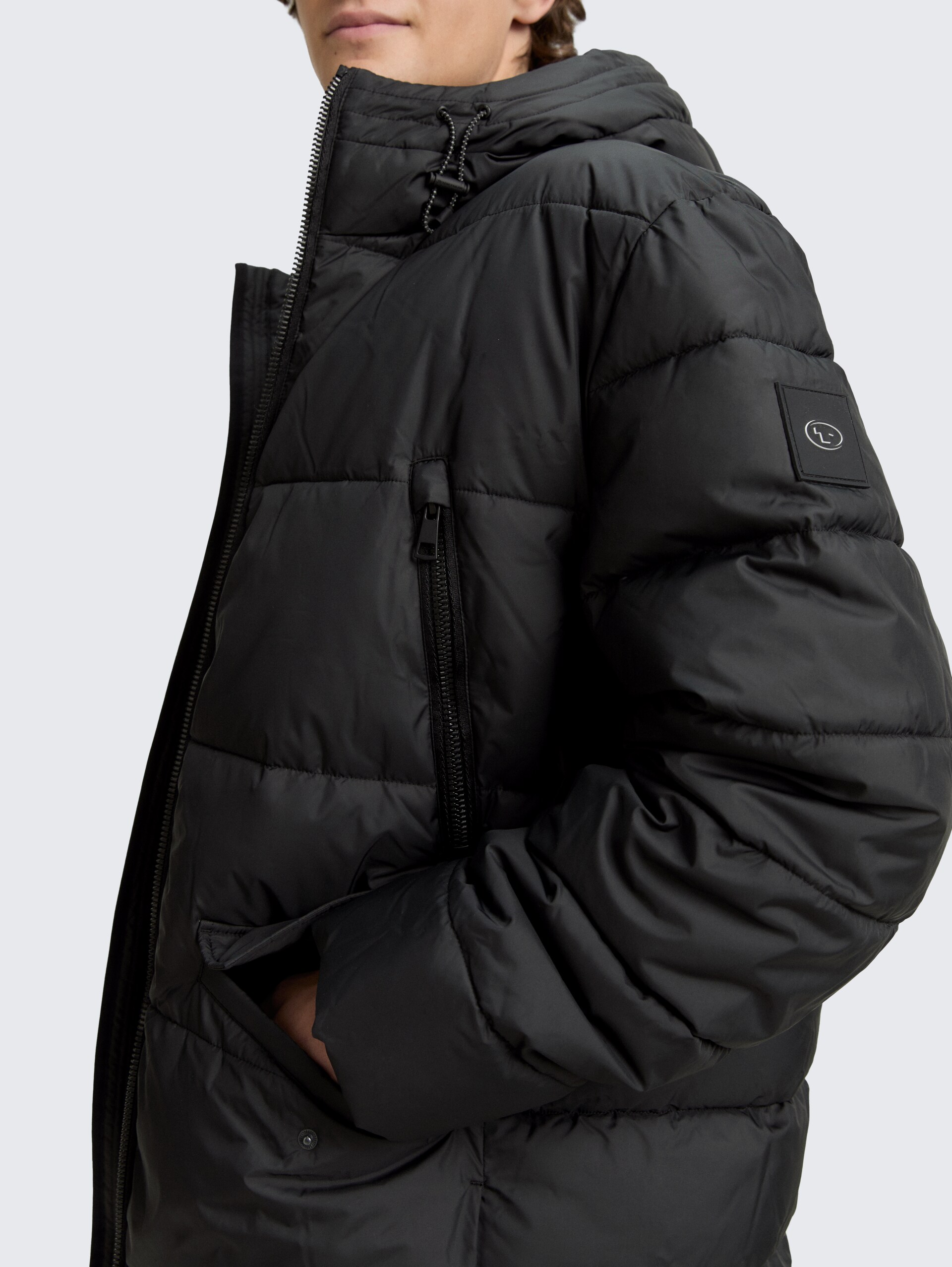 Puffer Parka mit Kapuze - Black - Detail-Model-Ansicht