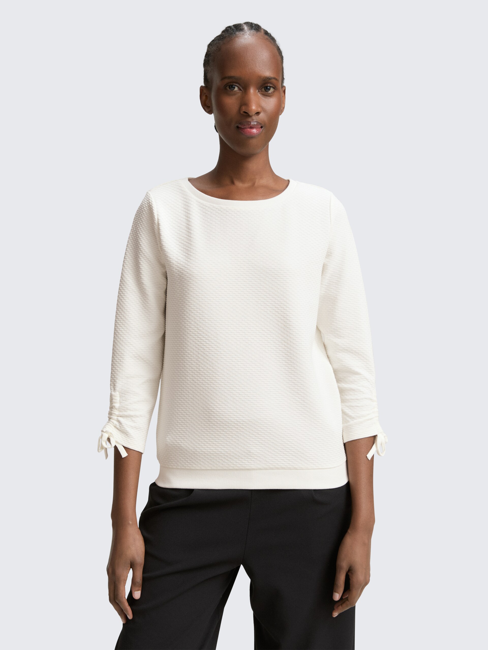 Slim Fit Sweatshirt mit Raffärmeln - off white - Ausschnitt Model-Vorderansicht