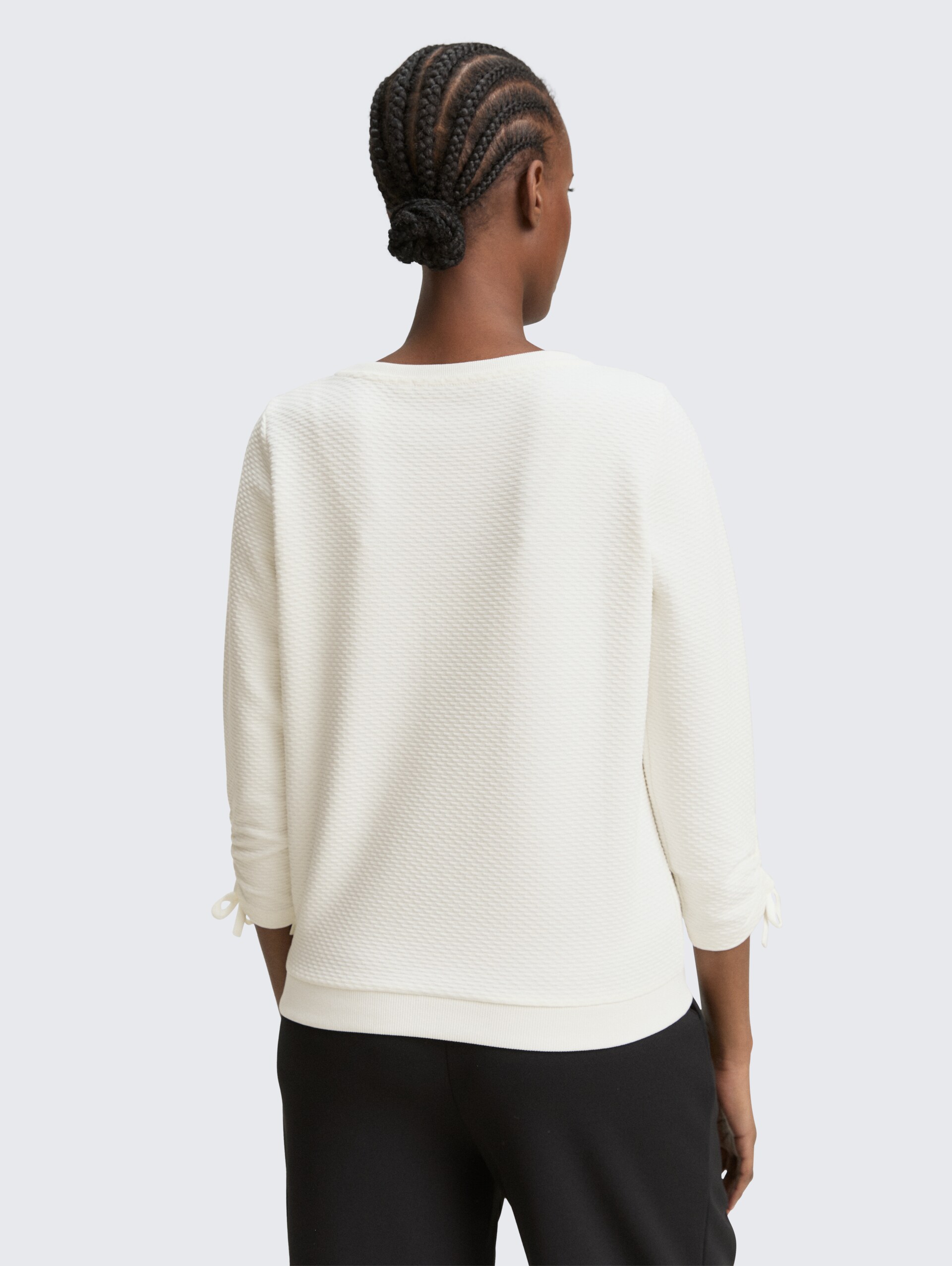 Slim Fit Sweatshirt mit Raffärmeln - off white - Auschnitt Model-Rückansicht
